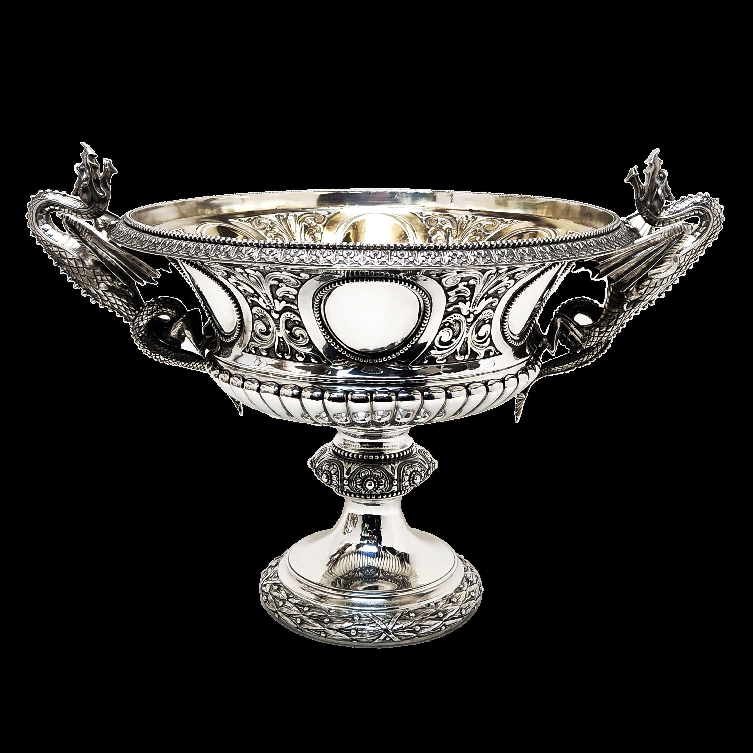 Anglais Bol en argent victorien ancien / coupe à deux poignées en forme de dragon 1867 en vente