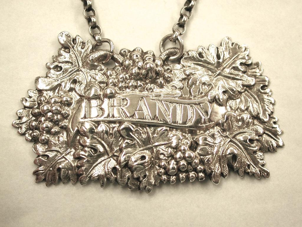 Étiquette de brandy en argent de style victorien ancien, Yapp and Woodward, Birmingham, 1853
Fabriqué dans le style raisin et vigne qui était populaire à cette époque.