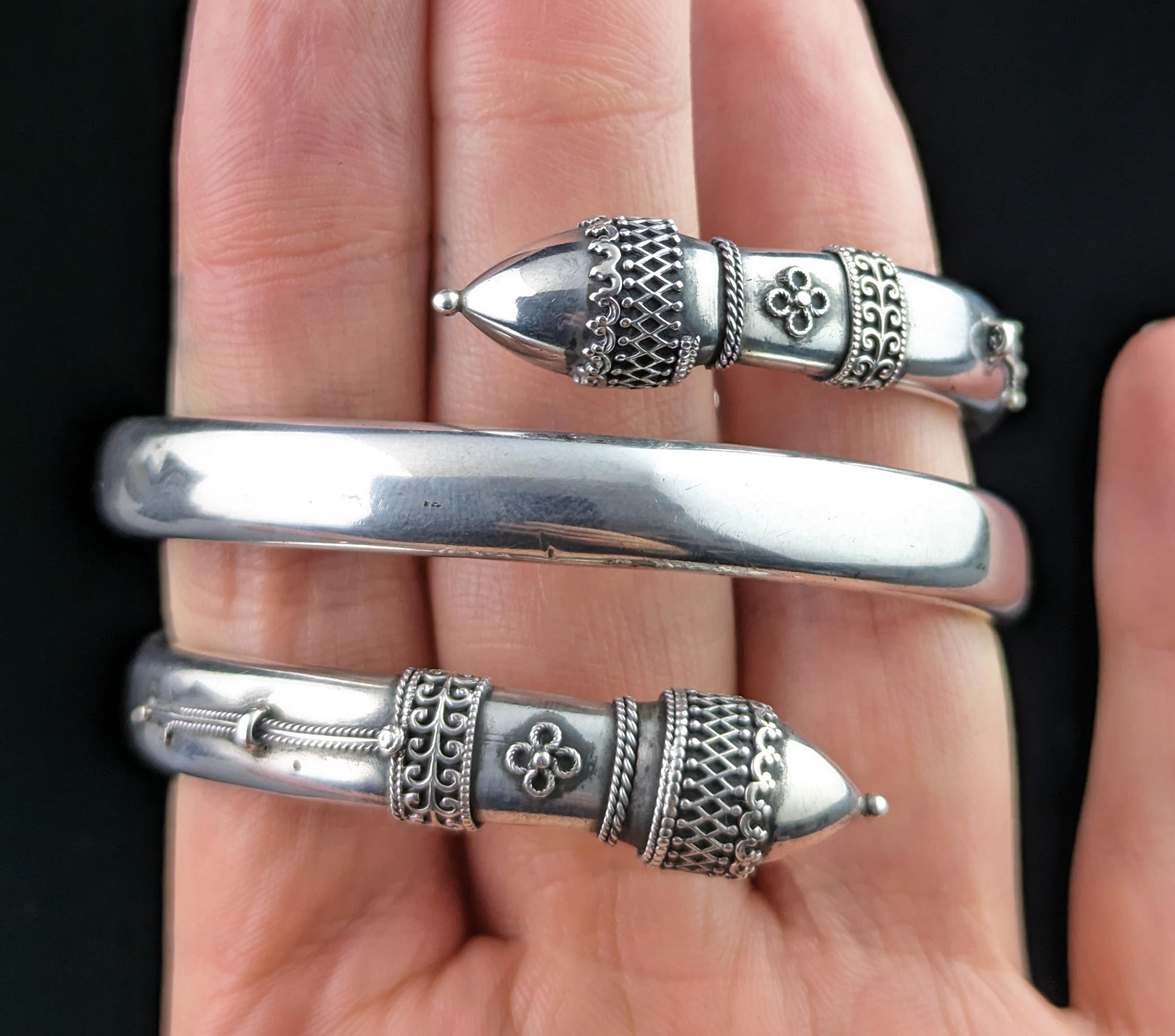 Antique Victorian silver bypass bangle, Etruscan revival  In Fair Condition For Sale In NEWARK, GB