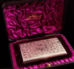 Ancien étui à cartes victorien en argent gravé, dans un coffret