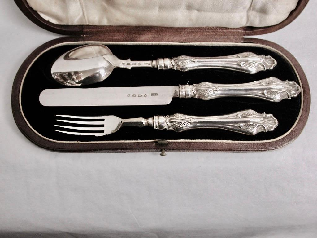 Antico set di coltelli, forchette e cucchiai in argento vittoriano del 1860 Hilliard & Thomason 
È bello avere questo set da battesimo nella sua custodia originale in pelle, rivestita di raso e velluto.
