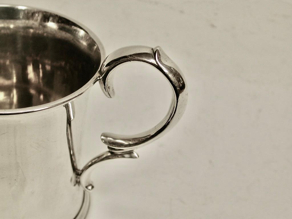 Antique Victorian silver Christening mug, dated 1855, London, E.K Reid
Heavy quality silver child's mug with a hint of lemon gilding inside.
Weighing 4.65 Troy ounces.