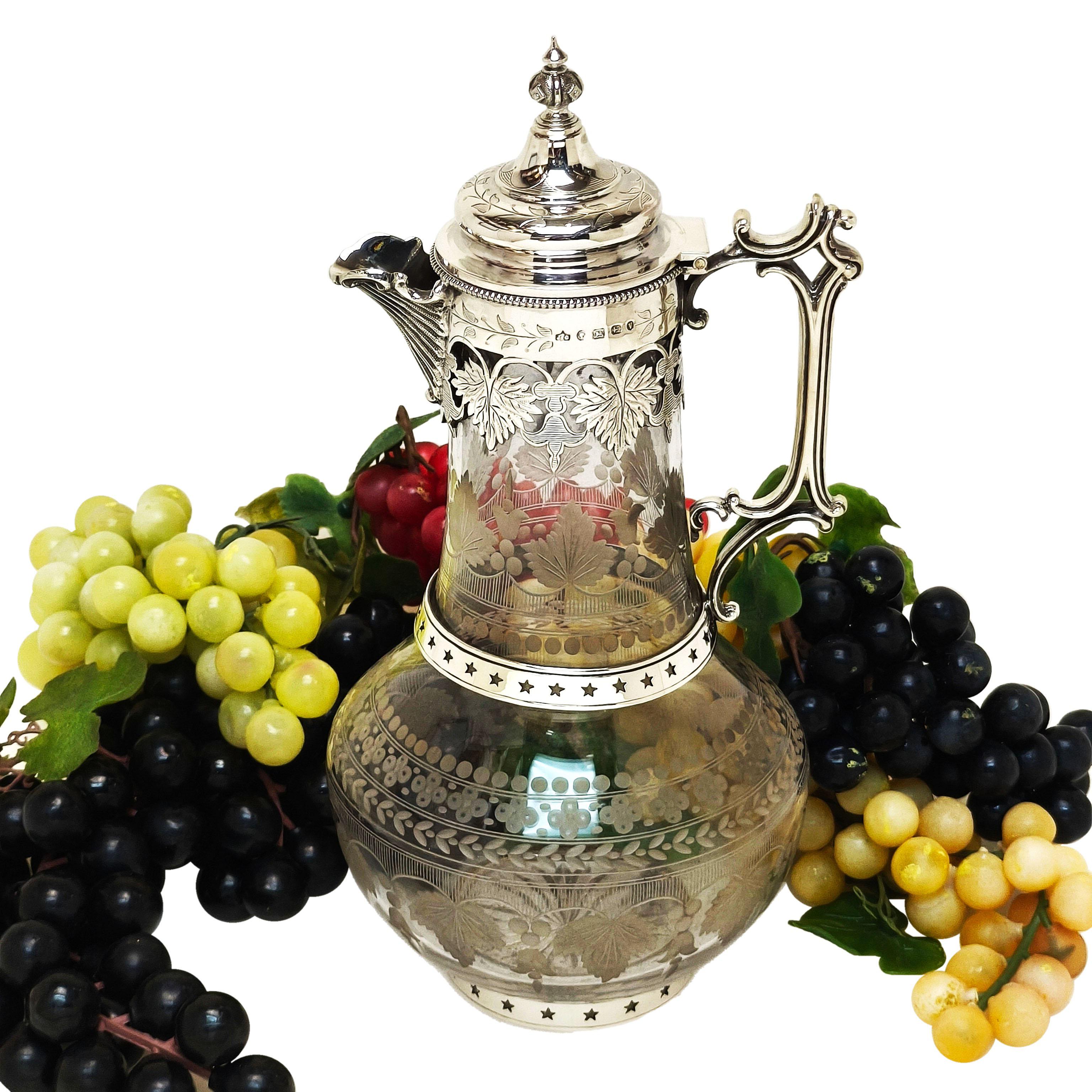Un bellissimo boccale di Claret antico vittoriano montato in argento con il corpo in vetro trasparente. Il corpo della brocca di vino è impreziosito da una fascia di disegni tagliati che includono immagini di foglie di vite. Il disegno di questa