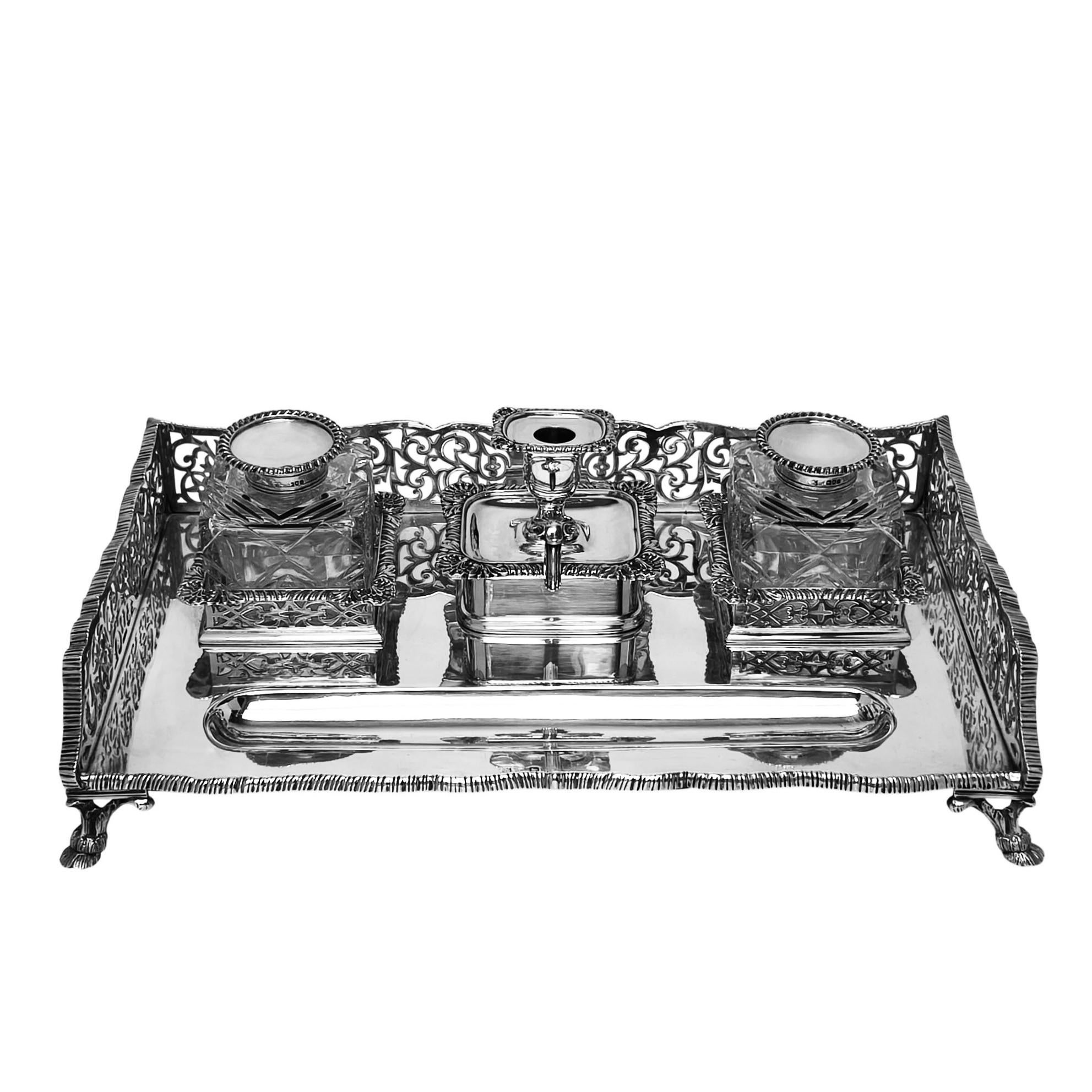 Magnifique encrier ancien en argent de l'époque victorienne avec deux encriers à couvercle en verre taillé et en argent. Le porte-encens est orné d'un ravissant motif ajouré sur les côtés et repose sur quatre pieds. Le support d'encre est également