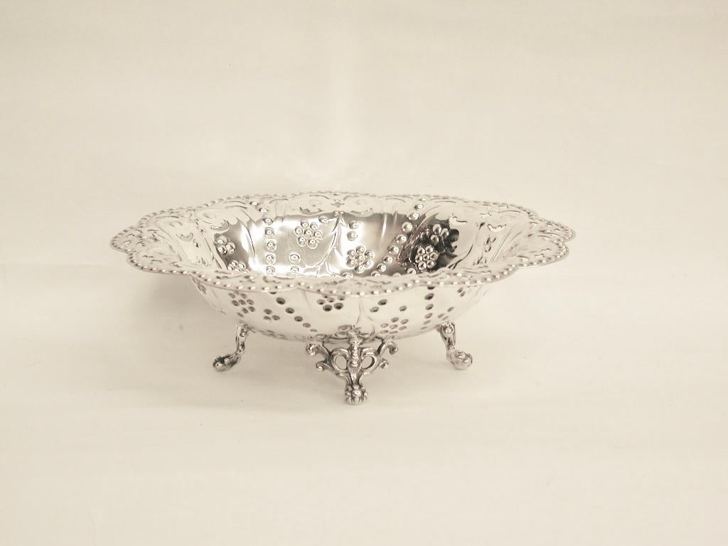 Antique Victorian silver embossed & pierced sweet dish, dated 1891, London
Made by Henry Wilkinson & Co Ltd.
Beautiful embossing and hand piercing on the main body with lovely cast ball and claw feet.