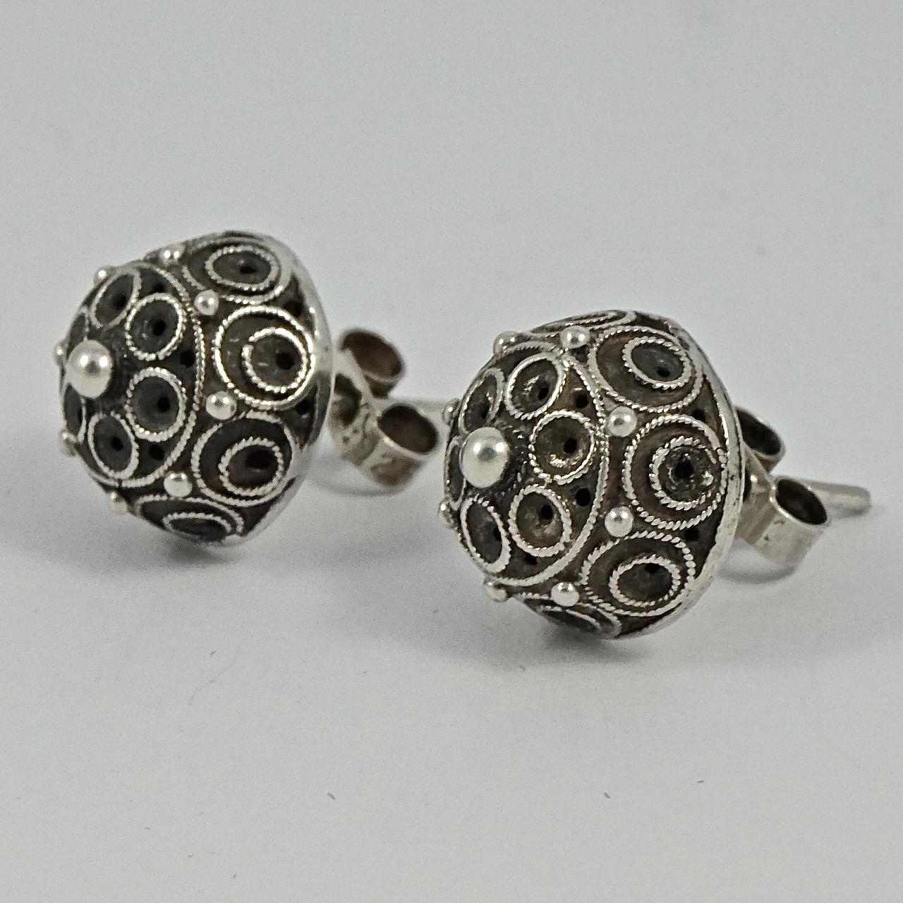 Beautiful antique silver Etruscan Revival dome earrings, featuring applied wire work and ball detail. Measuring diameter 1.2cm / .47 inch, they are unmarked but test for silver. The earrings are hollow and light to wear, they have butterfly backs.