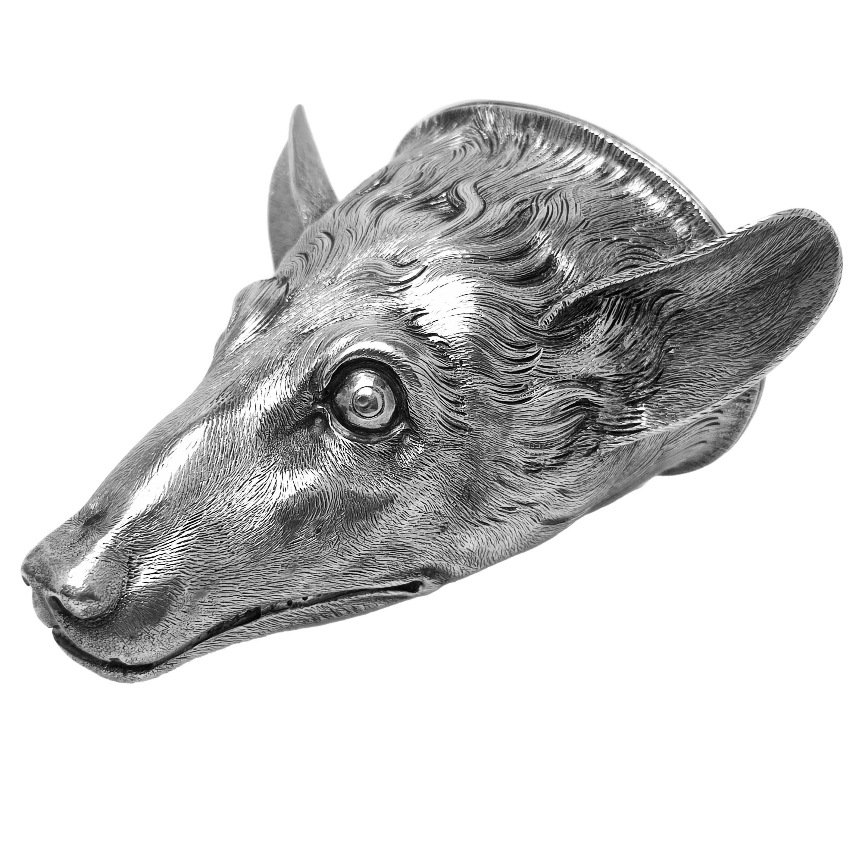 Ein beeindruckender antiker viktorianischer Steigbügelbecher aus massivem Silber in Form eines Fuchskopfes.  Dieser skurrile Silberbecher ist mit einem hübschen Fuchskopf modelliert und hat eine vergoldete Innenseite.

Hergestellt 1851 in London,