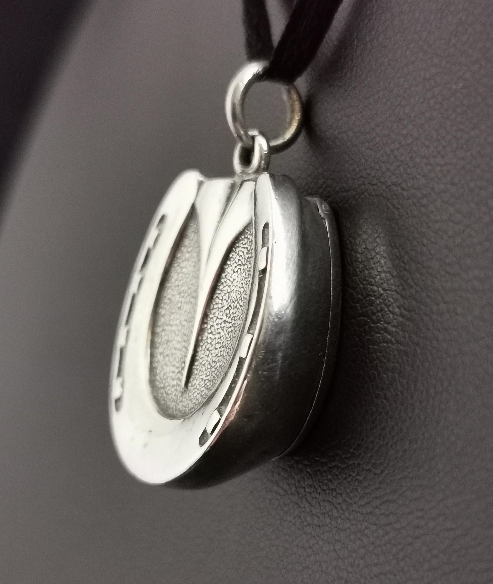 Antique Victorian Silver Horse Hoof Locket Pendant In Fair Condition In NEWARK, GB