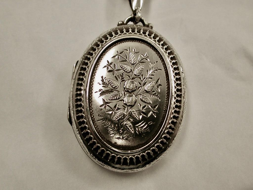 Antique Victorian Silver Locket & Chain, Dated 1881, Ward & Francis For Sale 1