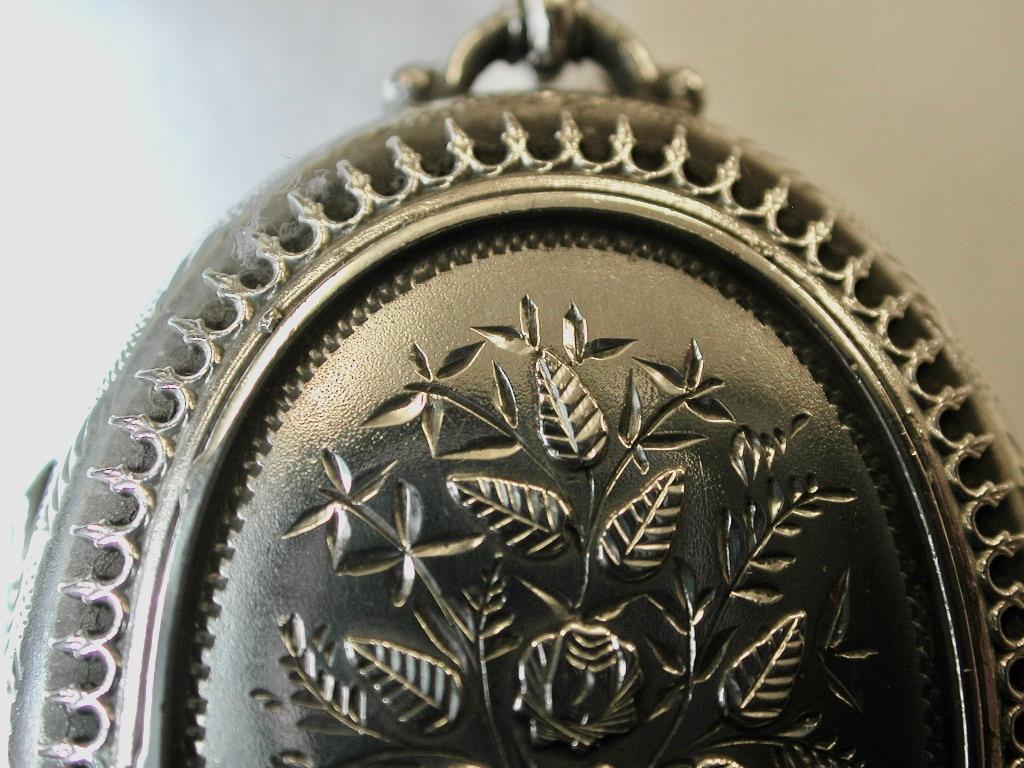 Antique Victorian Silver Locket & Chain, Dated 1881, Ward & Francis For Sale 2