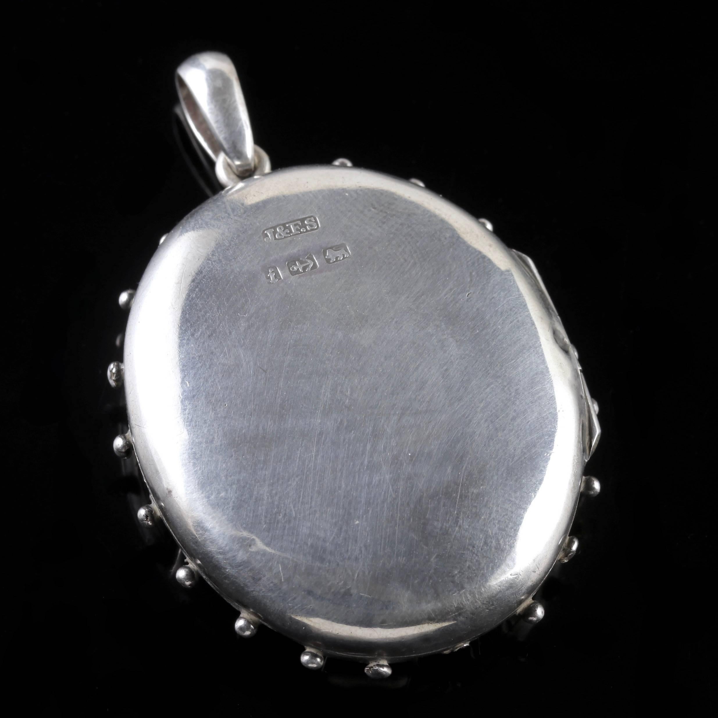 Antique Victorian Silver Locket Dated 1883 In Excellent Condition In Lancaster, Lancashire