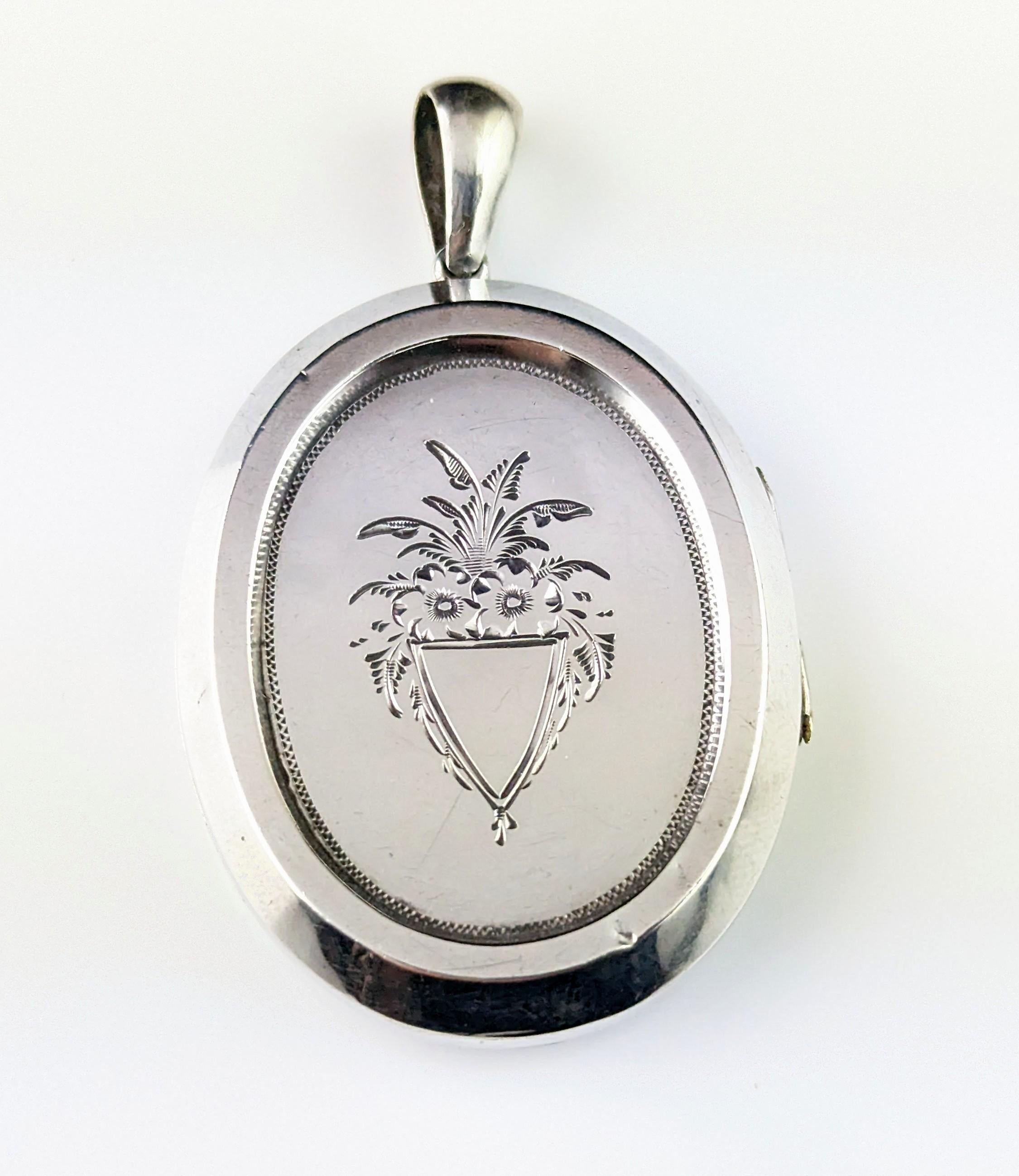 Antique Victorian silver locket pendant, Floral, large  For Sale 7