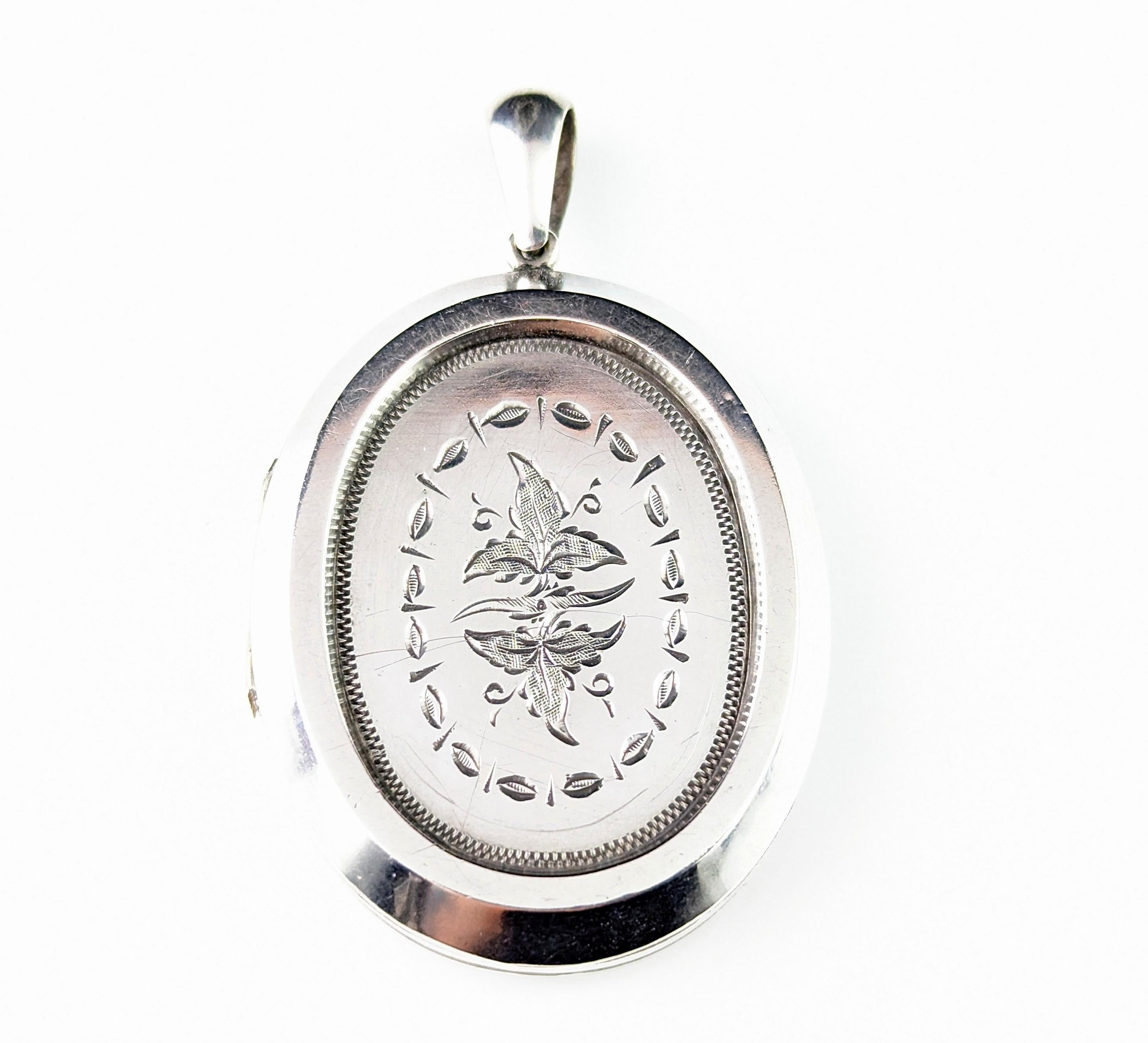 Antique Victorian silver locket pendant, Floral, large  For Sale 8