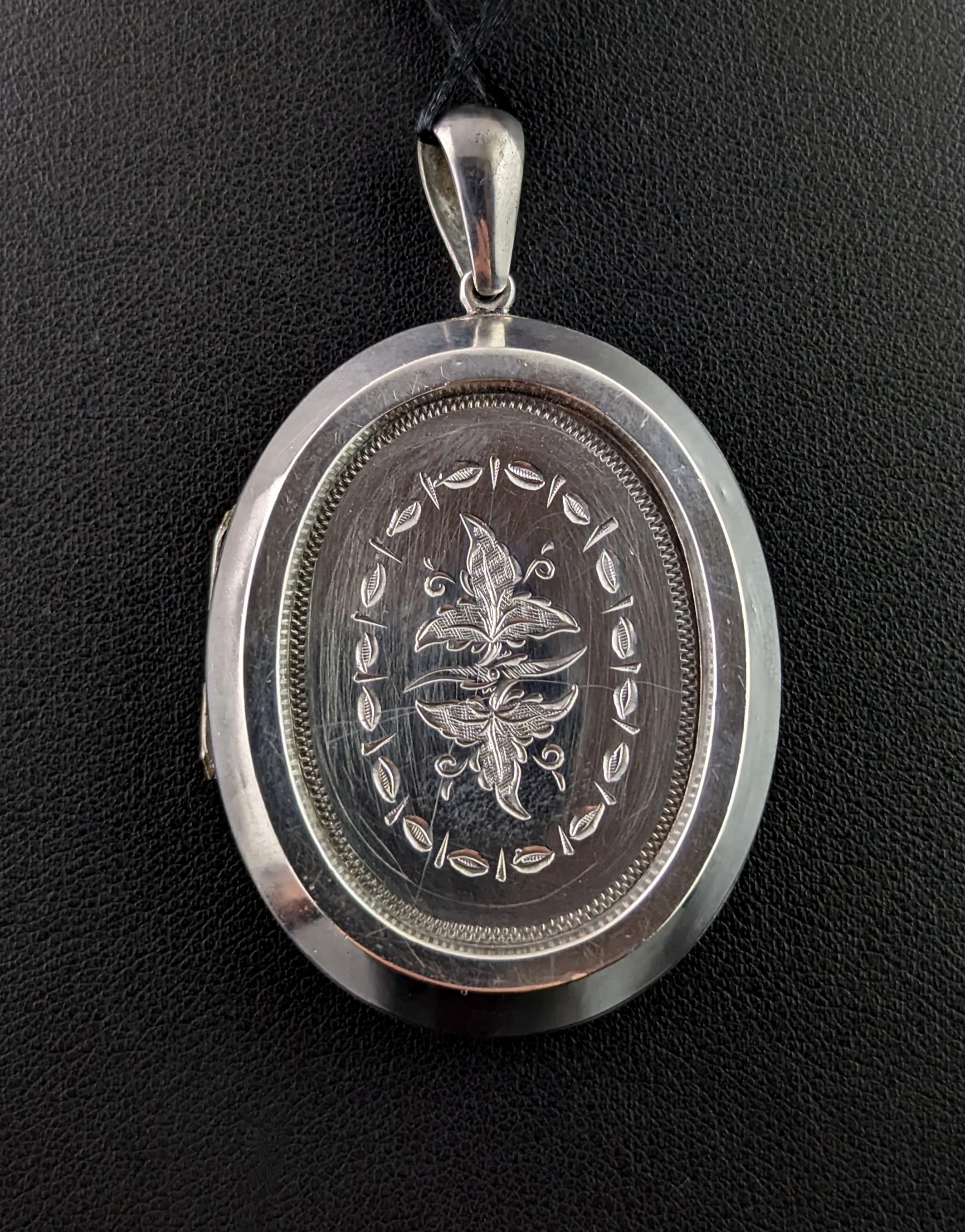 Antique Victorian silver locket pendant, Floral, large  In Fair Condition For Sale In NEWARK, GB