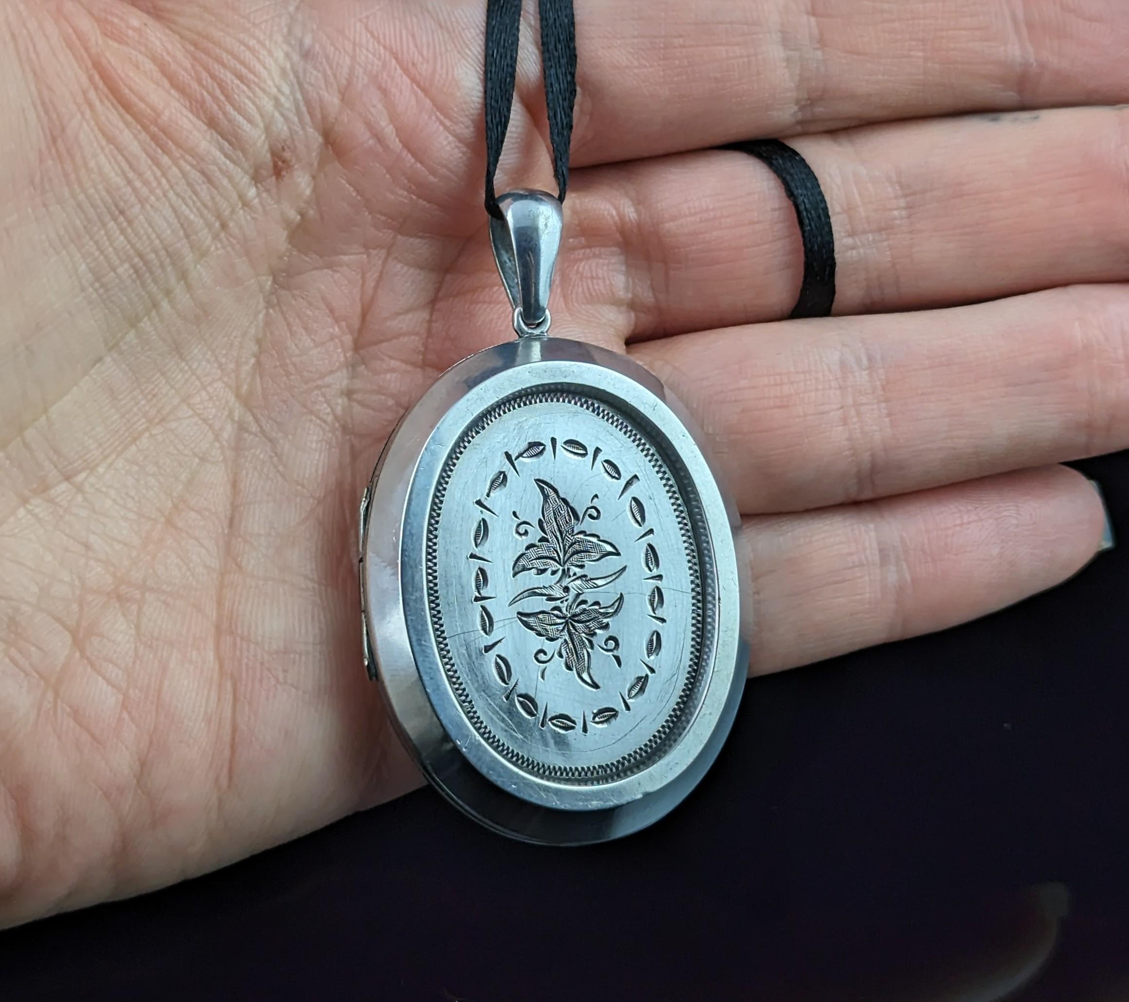 Antique Victorian silver locket pendant, Floral, large  For Sale 1