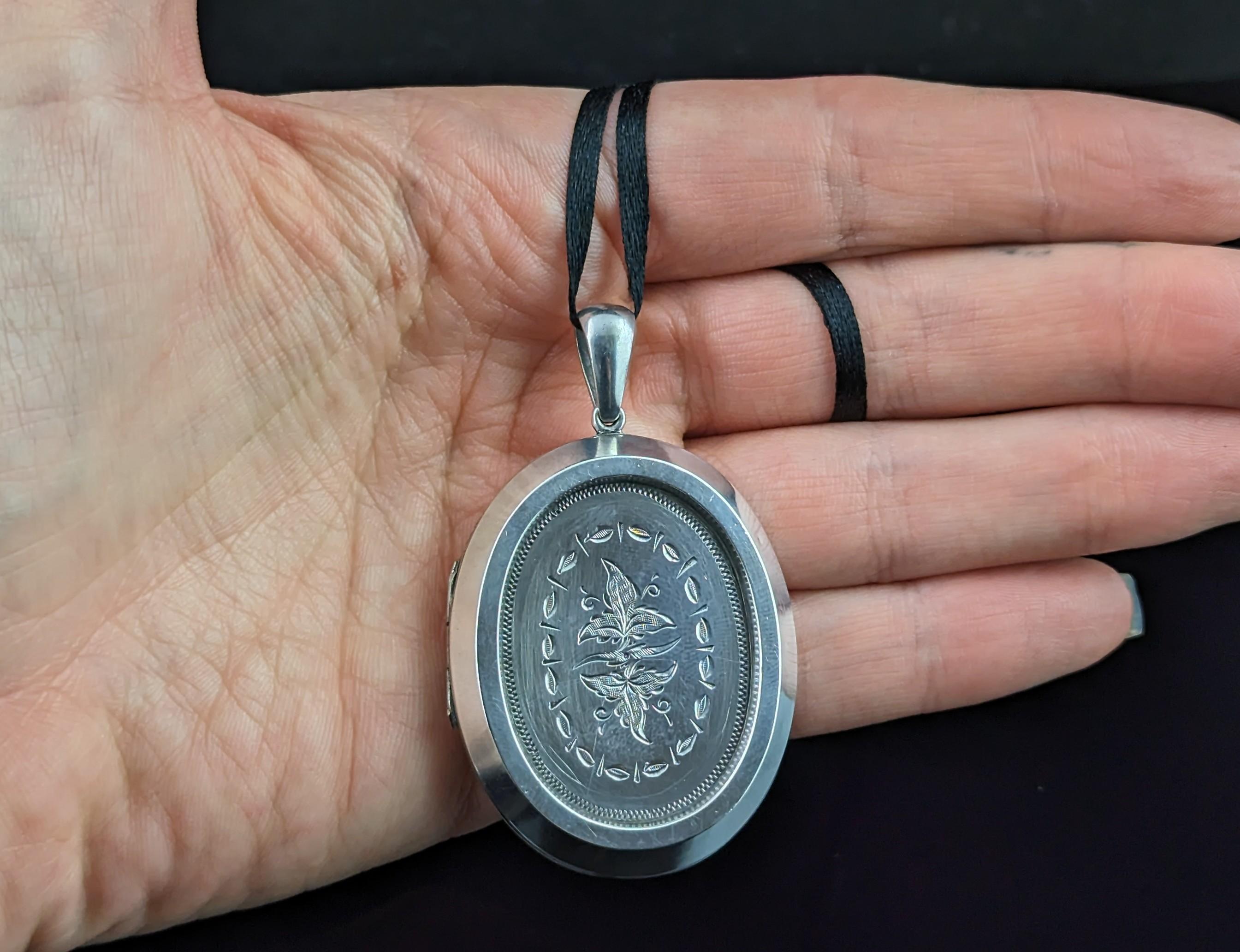Antique Victorian silver locket pendant, Floral, large  For Sale 2