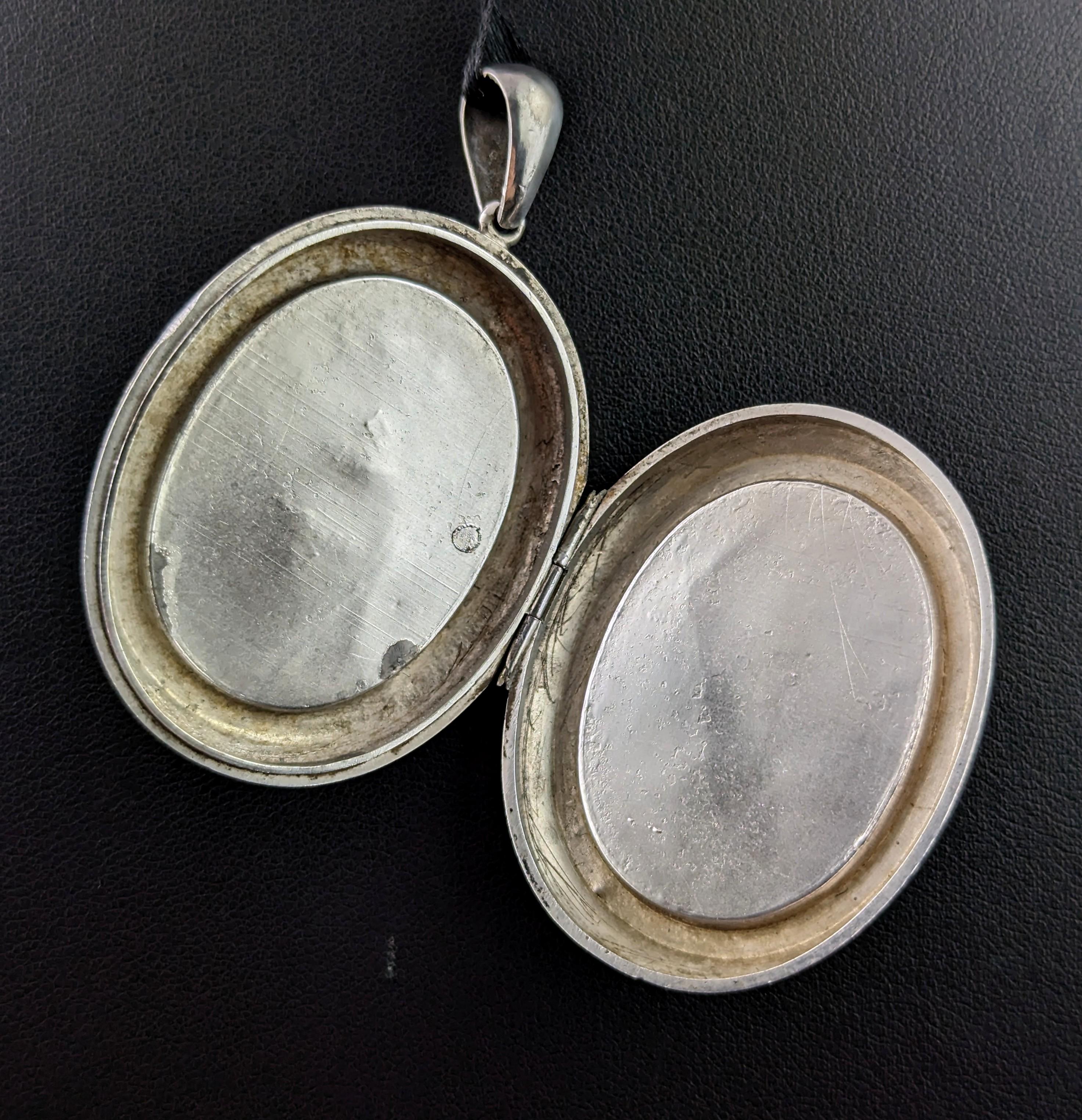 Antique Victorian silver locket pendant, Floral, large  For Sale 3