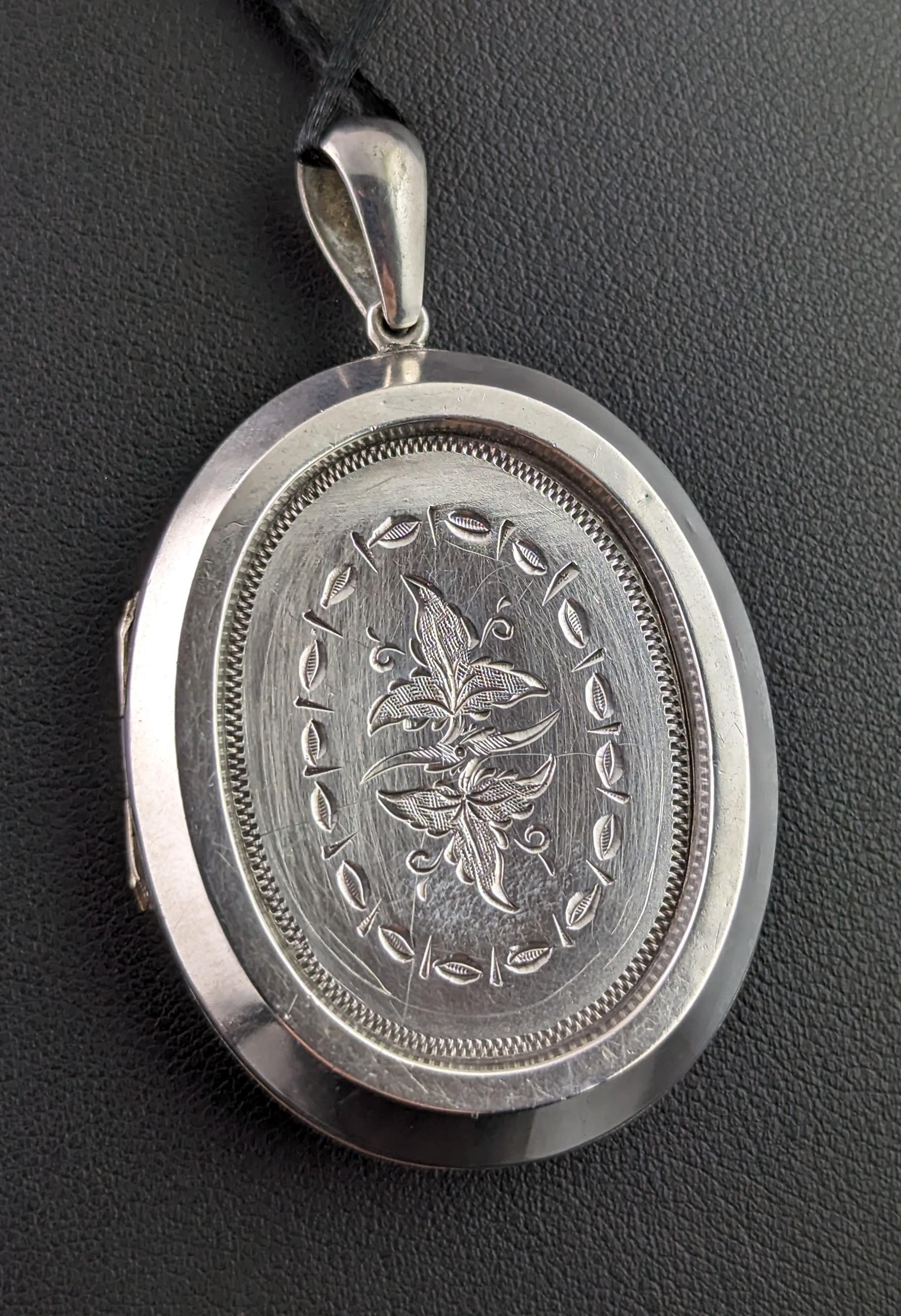 Antique Victorian silver locket pendant, Floral, large  For Sale 4