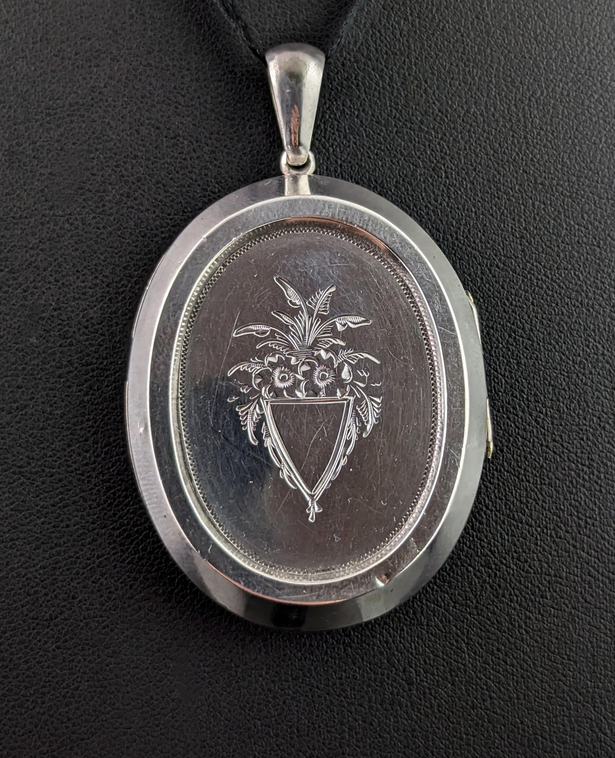 Antique Victorian silver locket pendant, Floral, large  For Sale 5