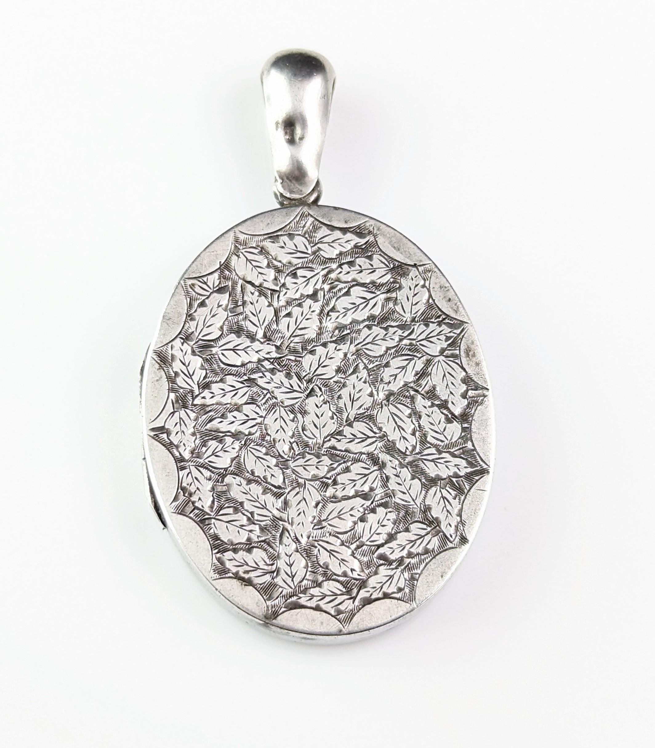 Antique Victorian silver locket pendant, Leaf engraved, Aesthetic  For Sale 6