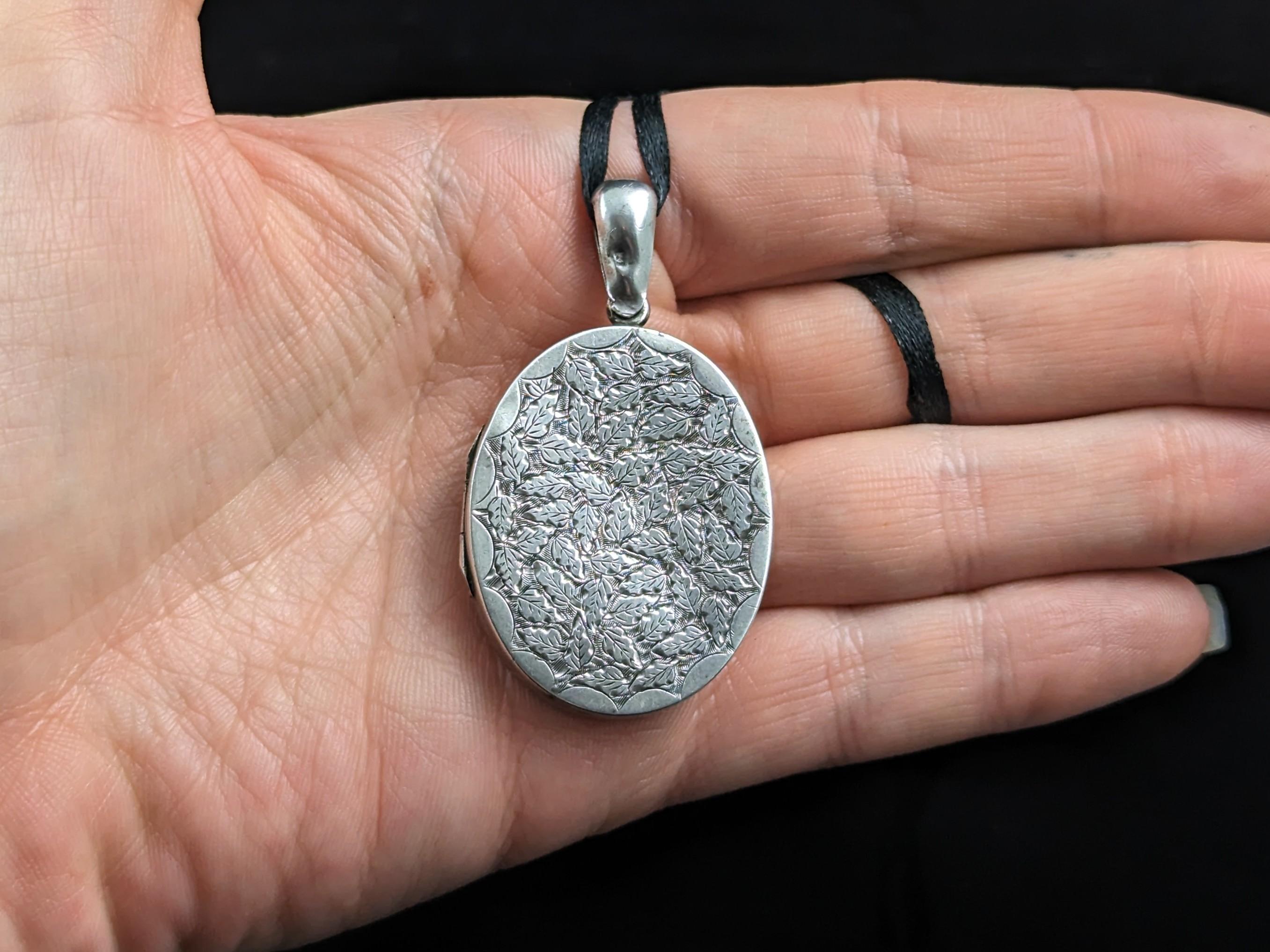 Antique Victorian silver locket pendant, Leaf engraved, Aesthetic  For Sale 2