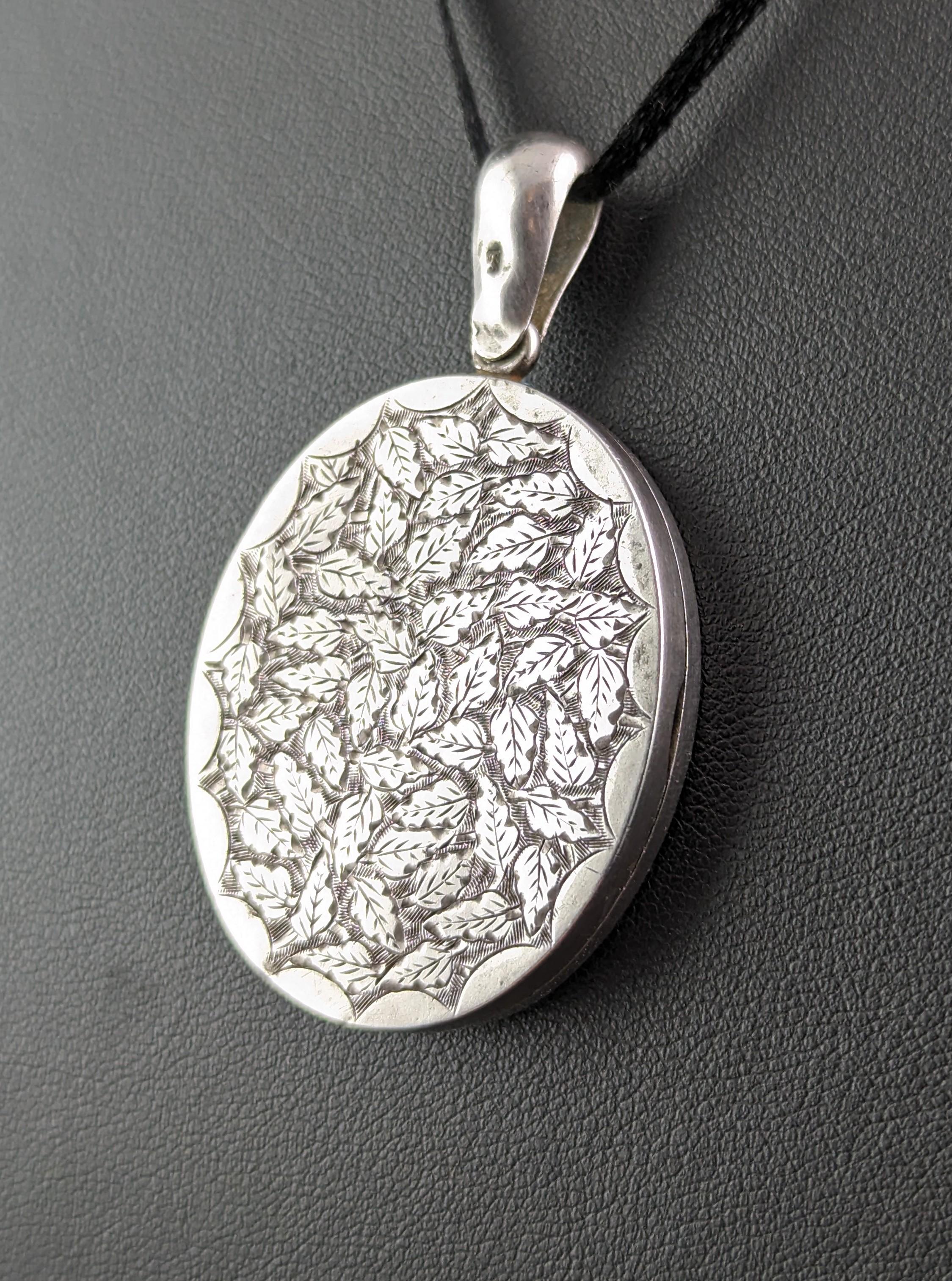 Antique Victorian silver locket pendant, Leaf engraved, Aesthetic  For Sale 3