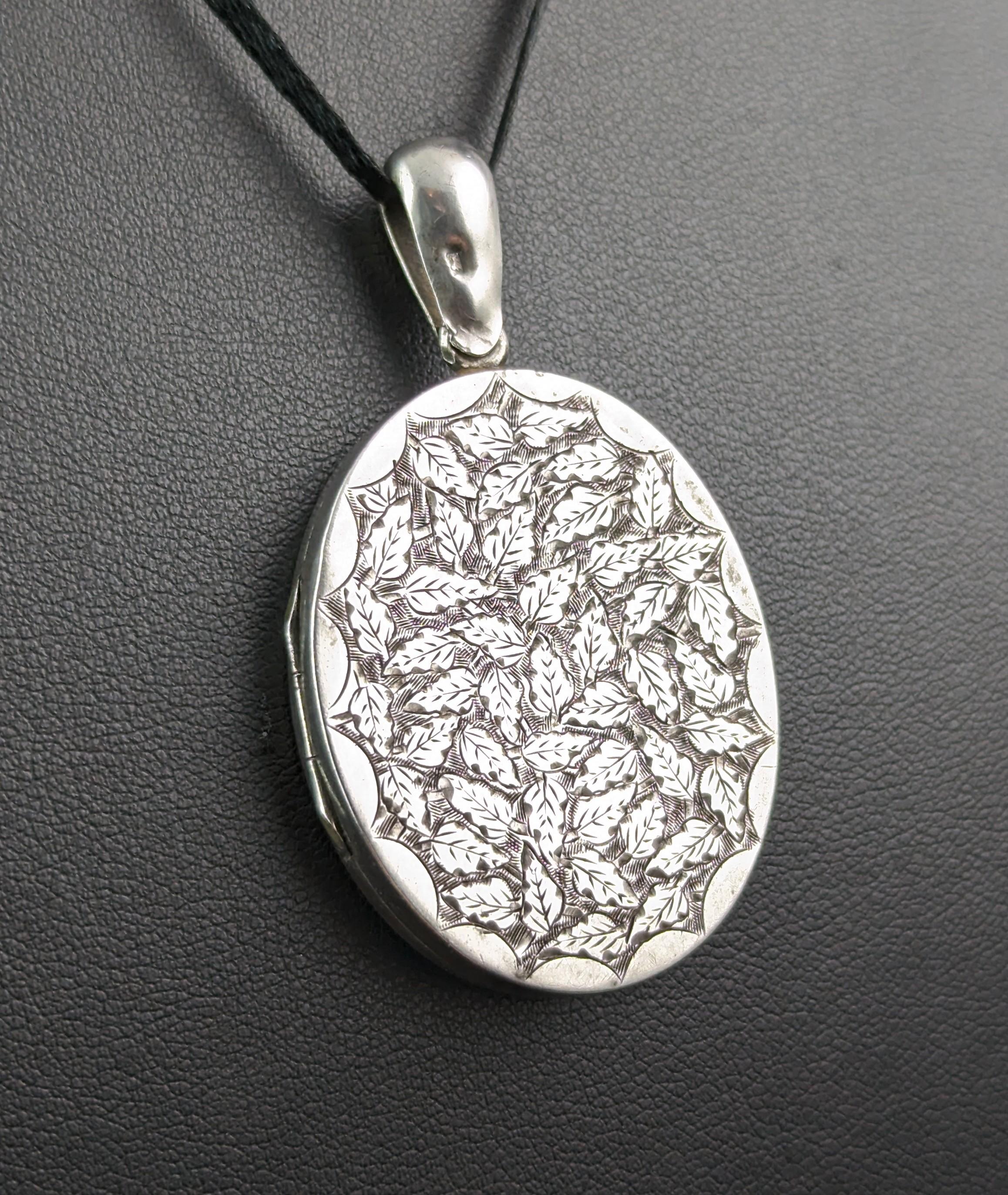 Antique Victorian silver locket pendant, Leaf engraved, Aesthetic  For Sale 4