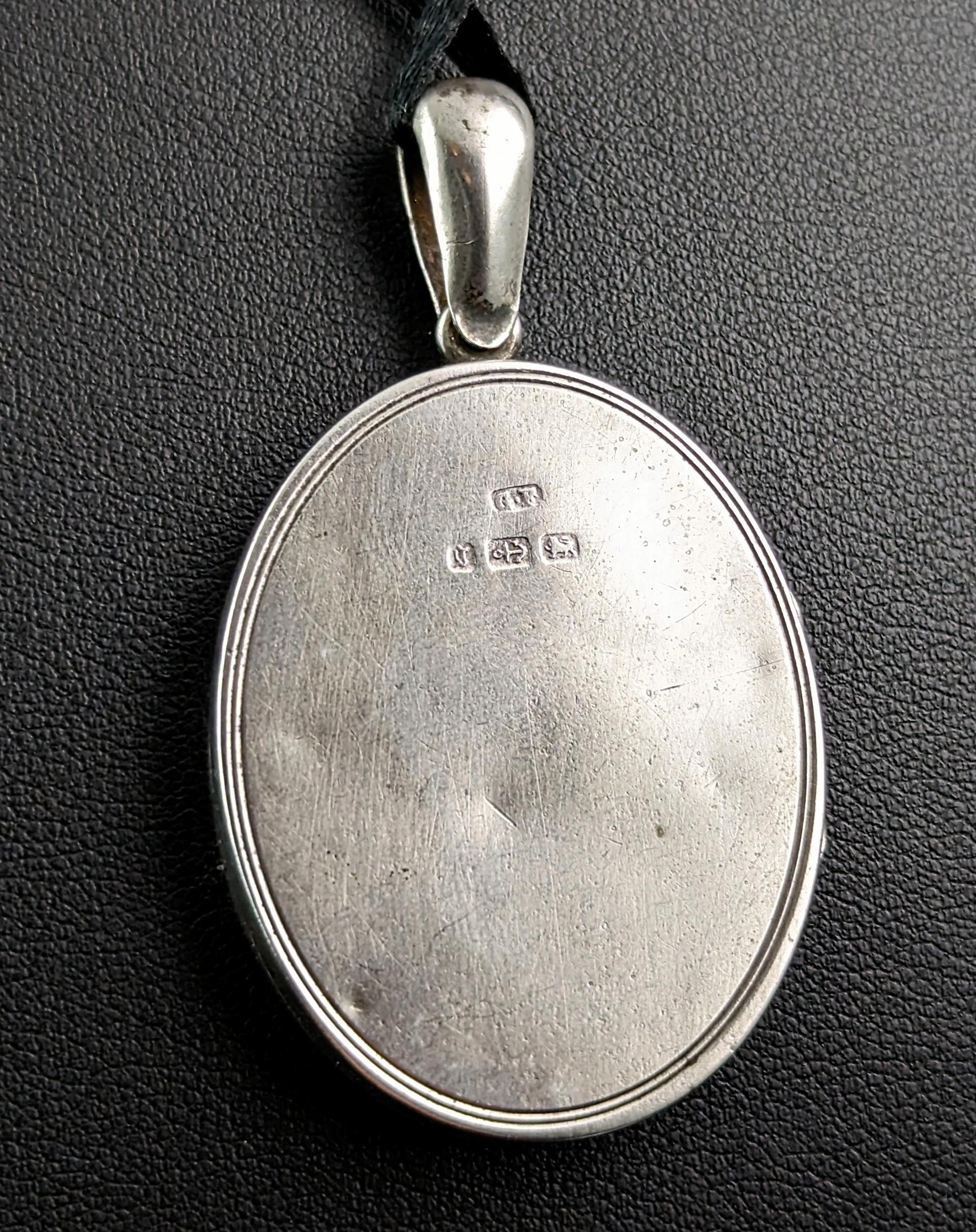 Antique Victorian silver locket pendant, Leaf engraved, Aesthetic  For Sale 5