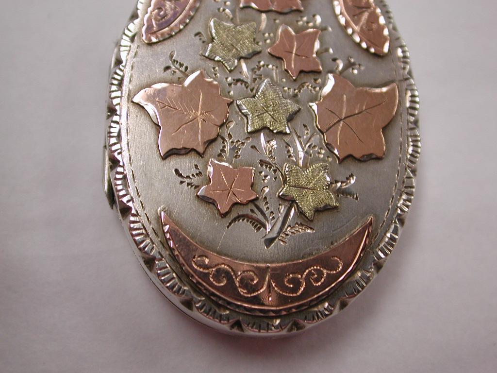 Victorian Silver Locket with Applied 9 Carat Goldwork, 1887, Sydenham Bros. In Good Condition In London, GB