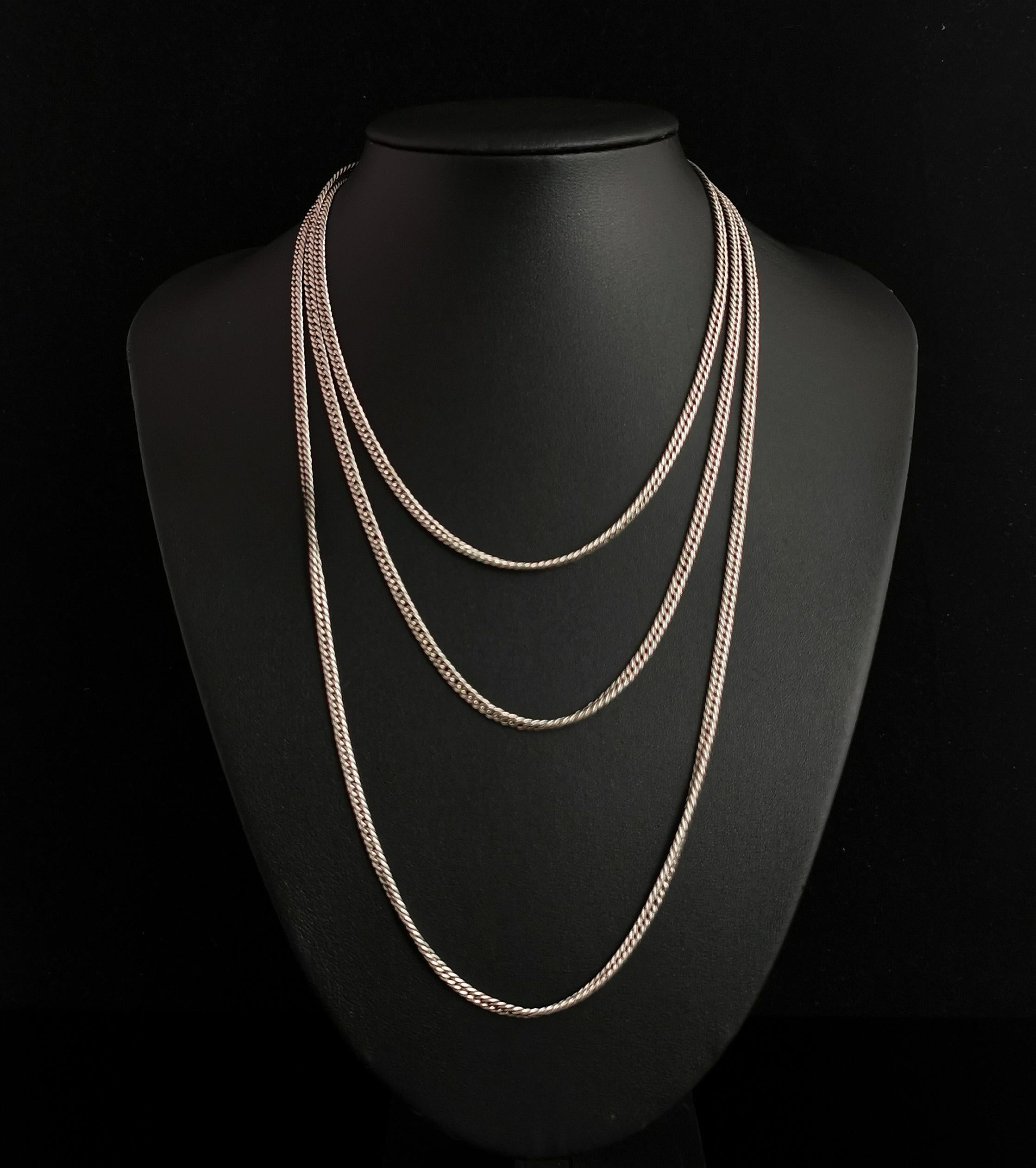 Una splendida collana a catena longuard o a manicotto in argento antico.

Si tratta di una bella catena lunga 58