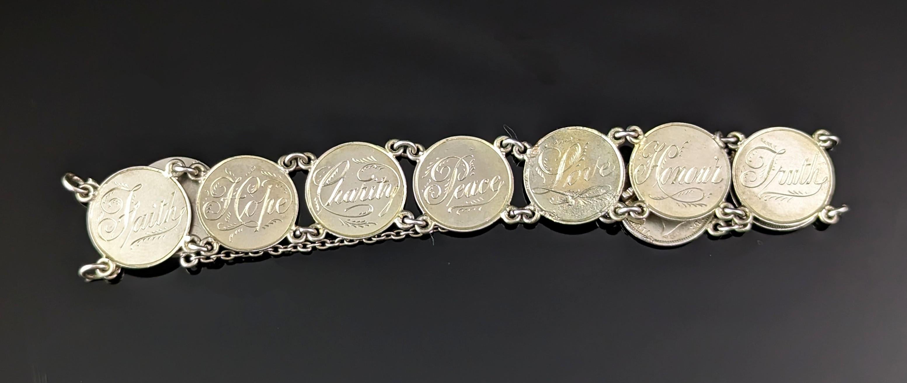 So schön und romantisch ist dieses antike original viktorianische Liebesbeweis-Armband.

Er besteht aus einer Reihe viktorianischer Silbermünzen, die auf einer Seite geglättet und mit verschiedenen Liebesbotschaften graviert sind.

Auf den Münzen