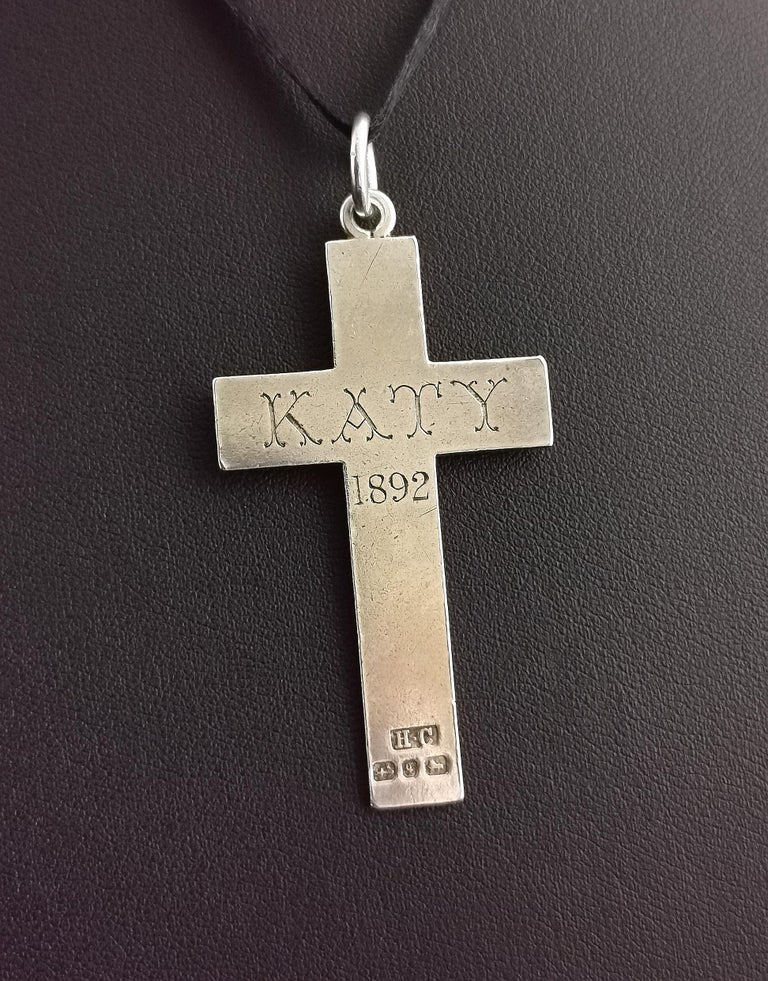 A beautiful antique Victorian sterling silver Cross pendant.

A large sized cross with a plain polished front, fully hallmarked on the reverse and with a mourning inscription

The name Katy, date engraved 1892.

This beautiful cross pendant is fully