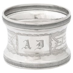 Ancien rond de serviette victorien en argent avec A.D. Monogramme et motif de clé grecque ciselé