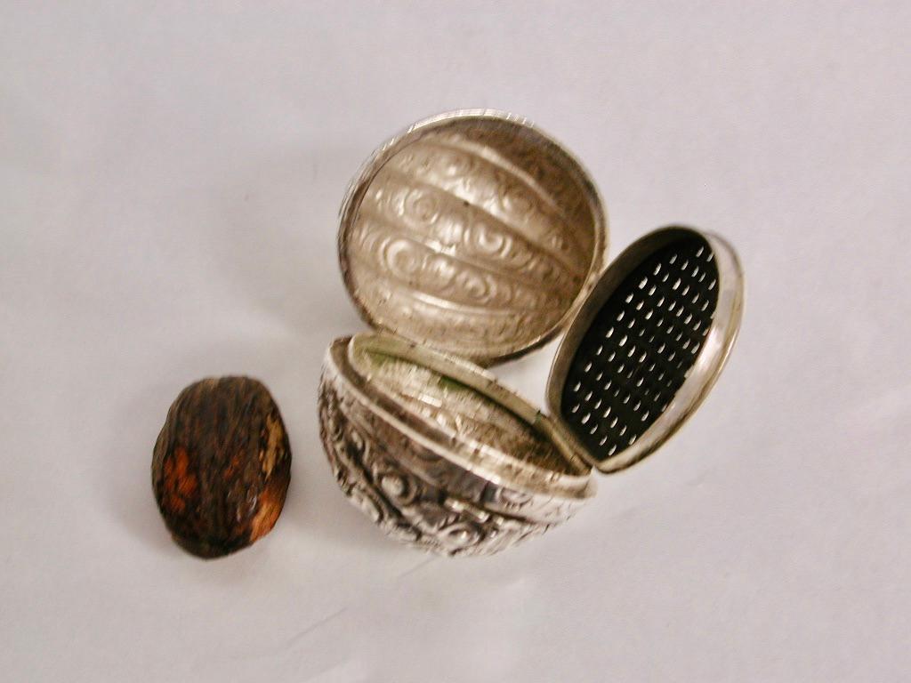 Mid-19th Century Antique Victorian Silver Nutmeg Grater Made by George Unite Birmingham 1859 For Sale