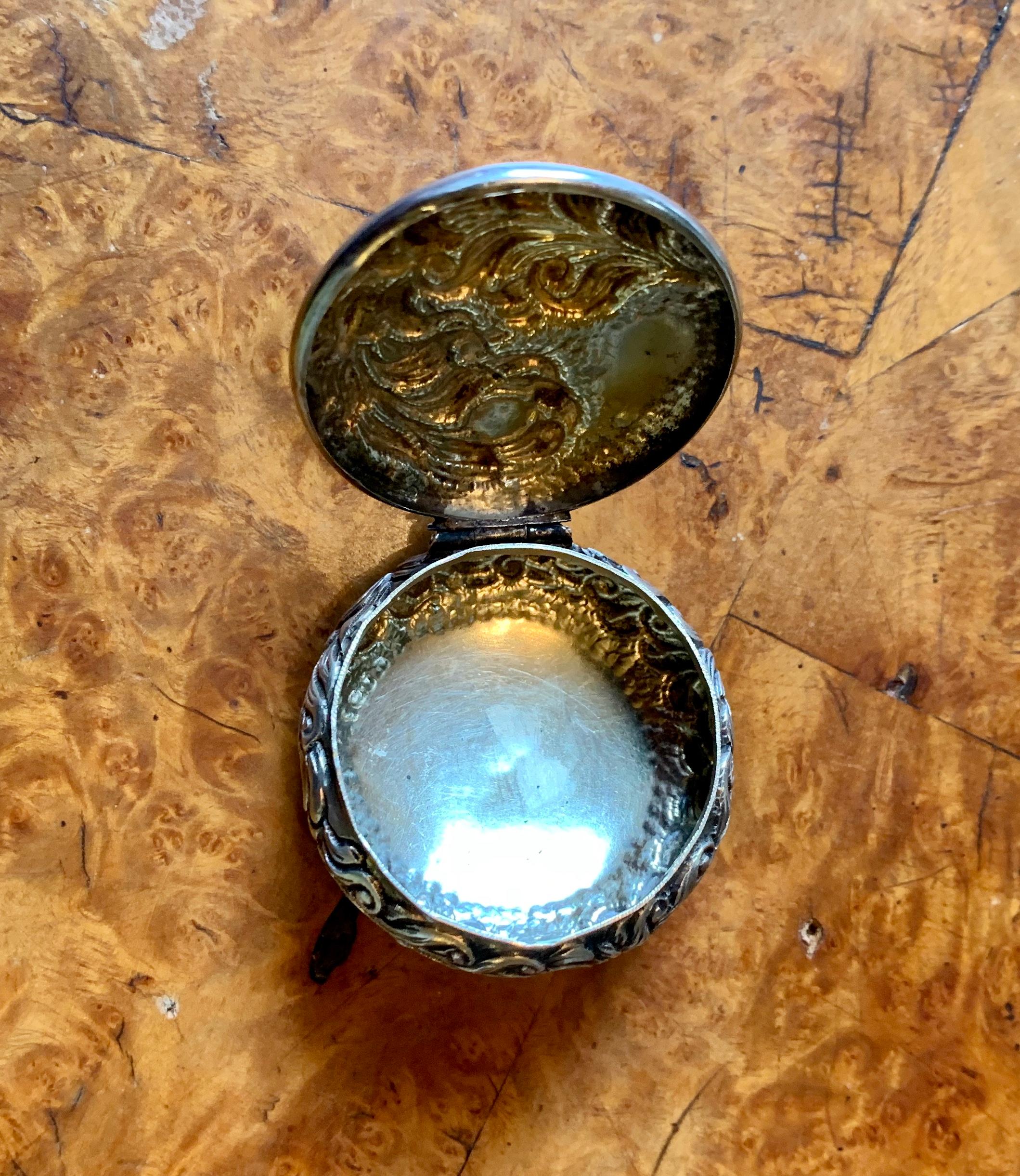 Antikes viktorianisches Silber Perlen Medaillon Anhänger Schachtel mit Pfauenfeder Blumenblatt im Angebot 6