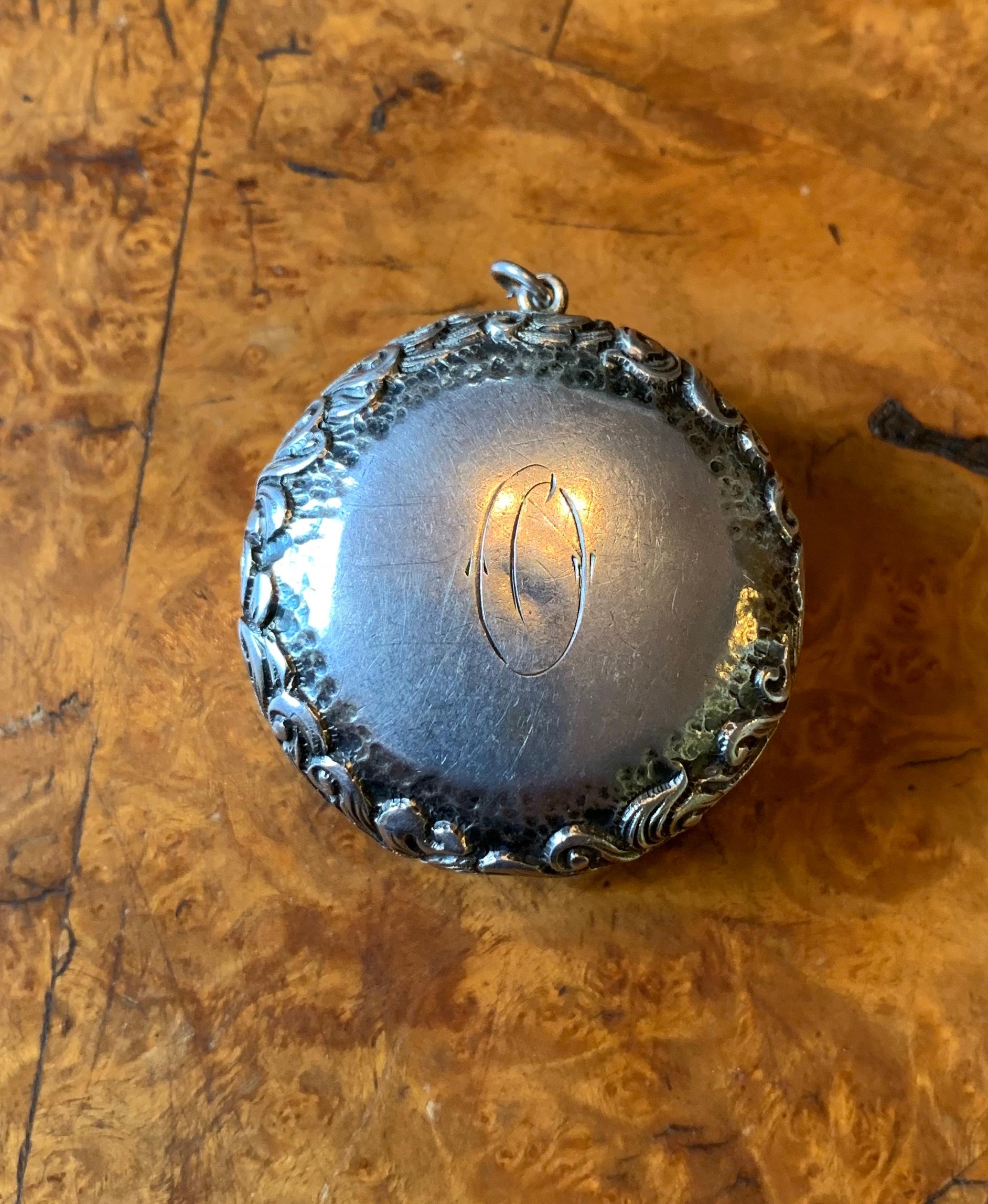 Antique médaillon victorien en argent perlé plume de paon feuille de fleur en vente 6