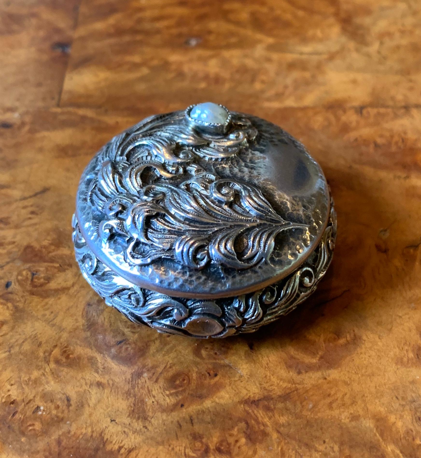 THIS IS A GORGEOUS VICTORIAN - BELLE EPOQUE LOCKET PENDANT OR JEWELRY, RING OR PILL BOX IN SILVER WITH A BEAUTIFUL DEEP REPOUSSE DESIGN OF PEACOCK FEATHERS, FLOWER AND ACANTHUS LEAF MOTIFS ON THE TOP AND AROUND THE SIDES OF THE LOCKET, WHICH IS ALSO