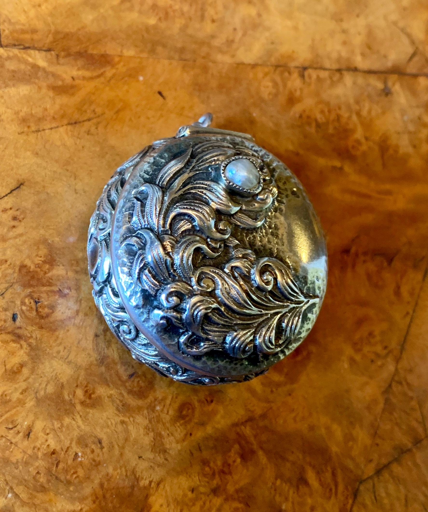 Antikes viktorianisches Silber Perlen Medaillon Anhänger Schachtel mit Pfauenfeder Blumenblatt im Zustand „Gut“ im Angebot in New York, NY