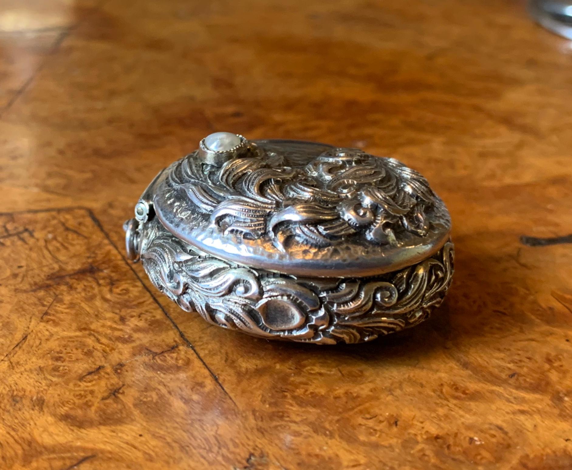 Antique médaillon victorien en argent perlé plume de paon feuille de fleur Pour femmes en vente