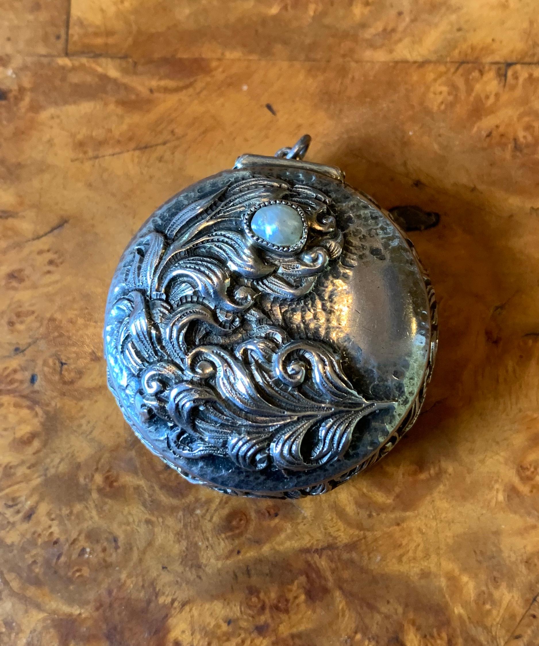 Antikes viktorianisches Silber Perlen Medaillon Anhänger Schachtel mit Pfauenfeder Blumenblatt im Angebot 2