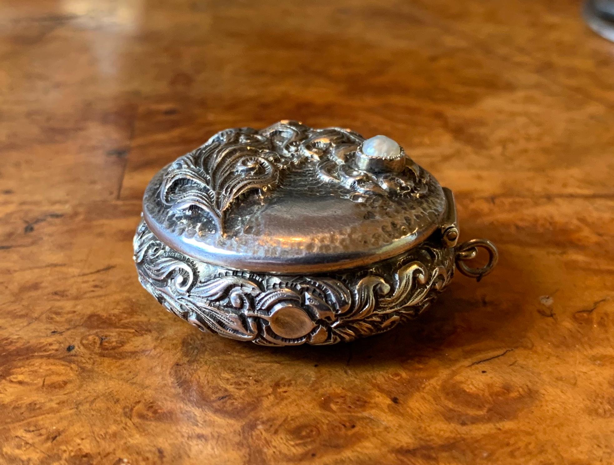 Antikes viktorianisches Silber Perlen Medaillon Anhänger Schachtel mit Pfauenfeder Blumenblatt im Angebot 4