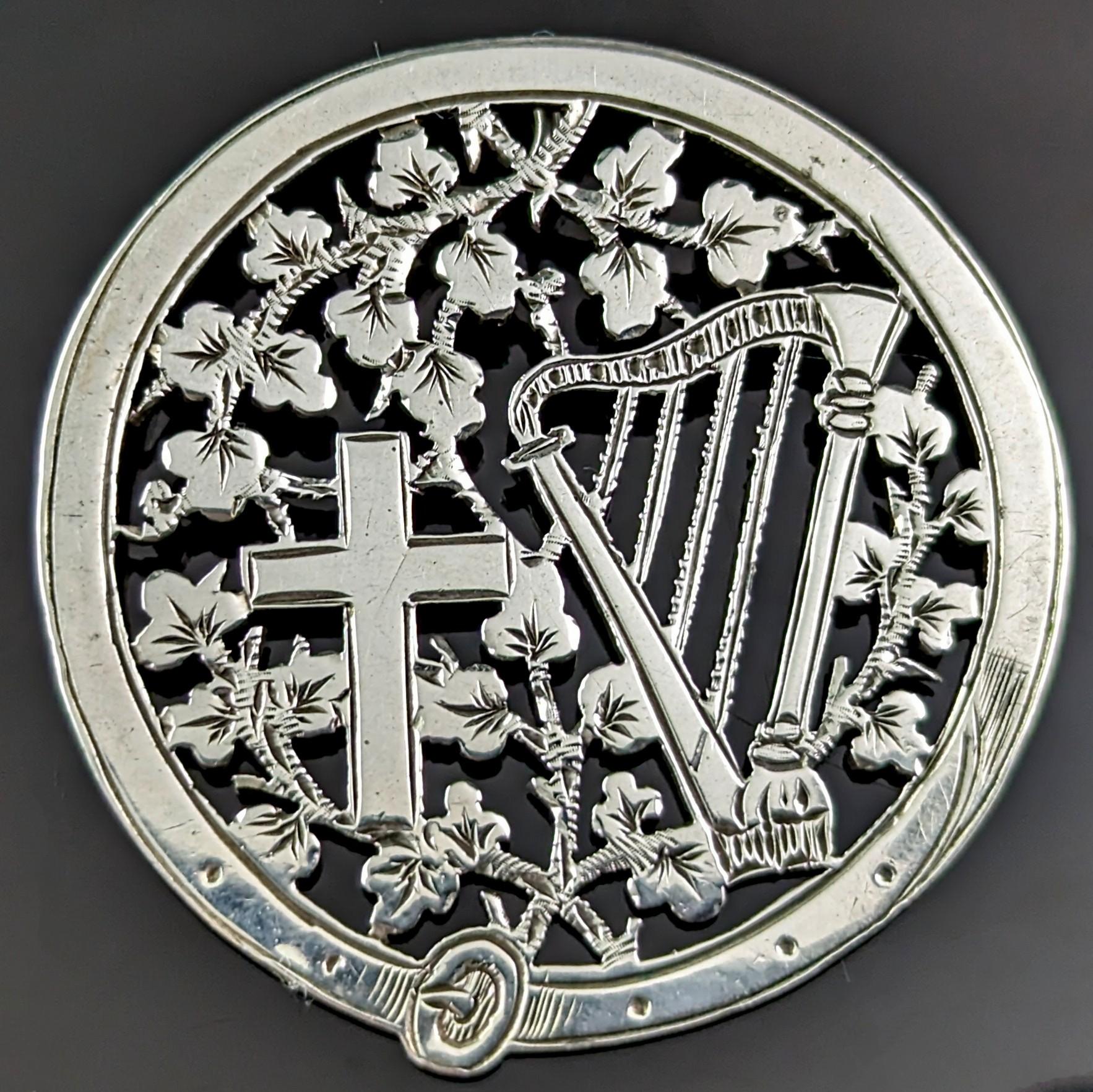 Vittoriano Antico ciondolo vittoriano in argento, Arpa e Croce in vendita