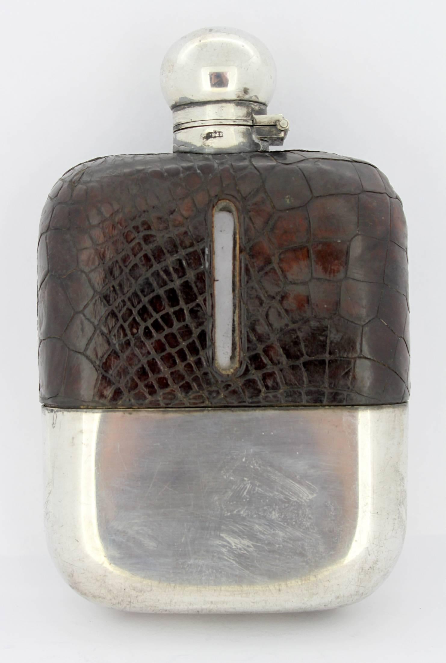 Antique Victorian silver plate and leather hip flask 
Maker : James Dixon & Sons 
Fabriqué en Angleterre:: vers 1879-1890 
Entièrement poinçonné. 

Dimensions : 
16.3 x 10::3 x 3::3 cm 
Poids : 470 grammes au total 

Etat : Présence de rayures