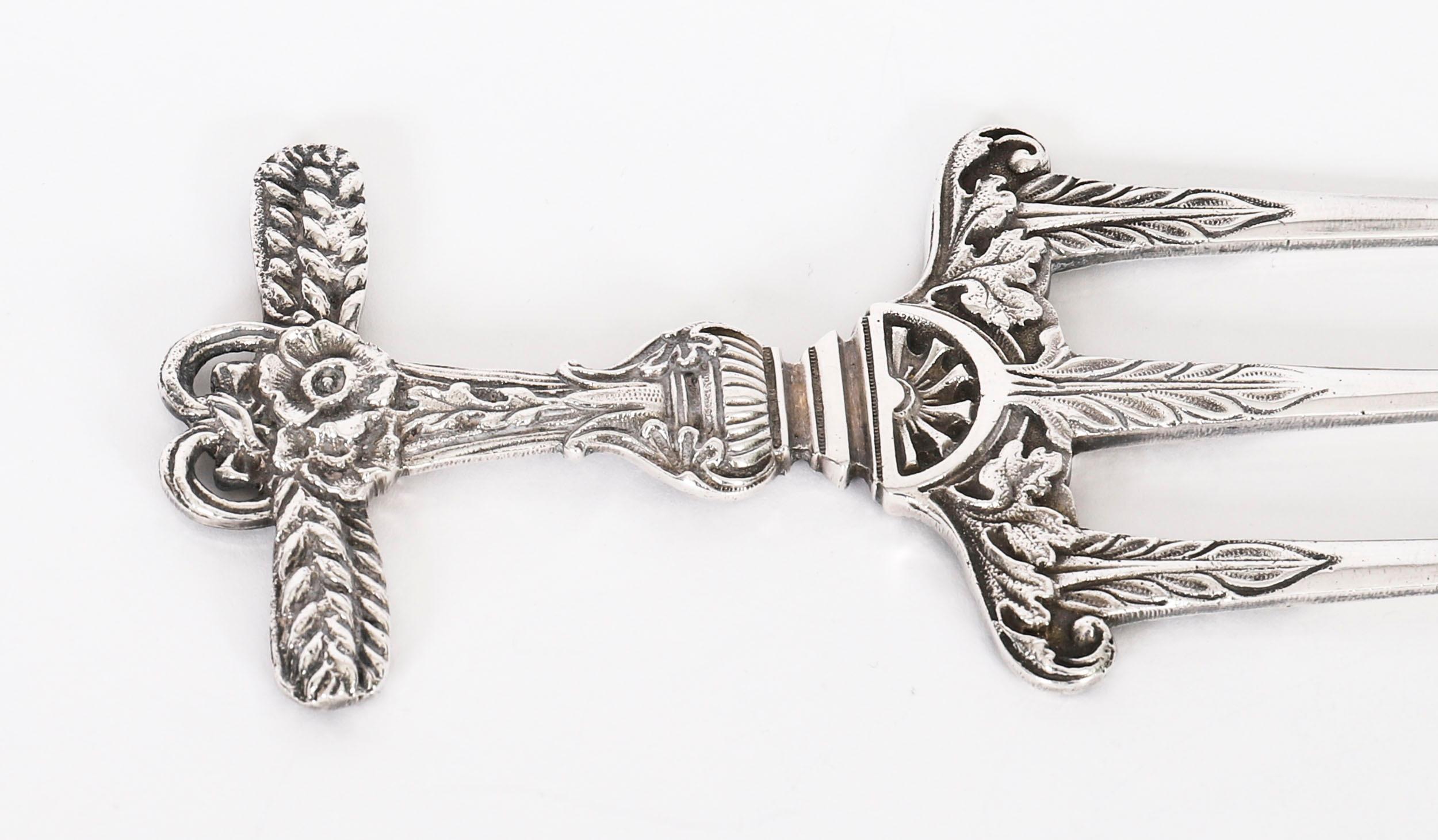 Dies ist wunderbar antiken viktorianischen Silberplatte Brotgabel, CIRCA 1870 in Datum.

Die Gabel mit drei sechseckigen Zinken hat einen kurzen, dekorativen Schaft, der an zwei Seiten mit einer geplatzten Sonne auf beiden Seiten mit einem