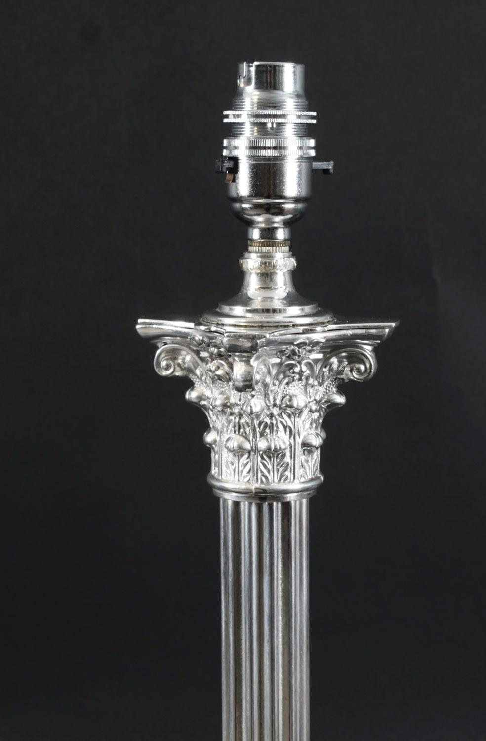 Ancienne lampe de table victorienne à colonne corinthienne en métal argenté 19ème siècle en vente 3