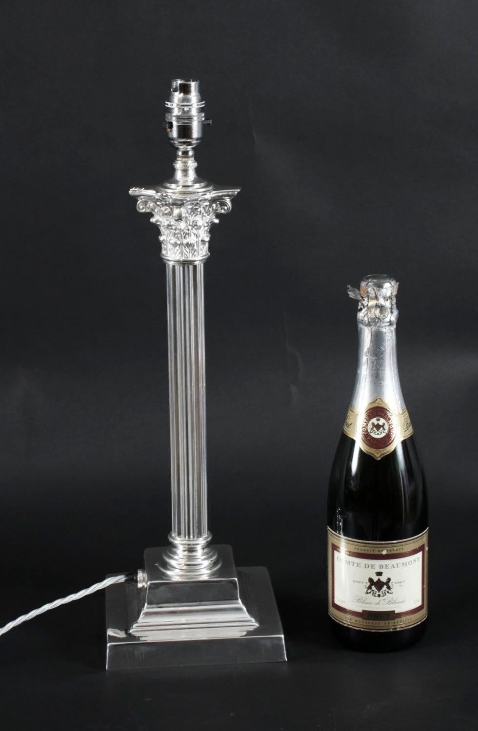 Ancienne lampe de table victorienne à colonne corinthienne en métal argenté 19ème siècle en vente 4
