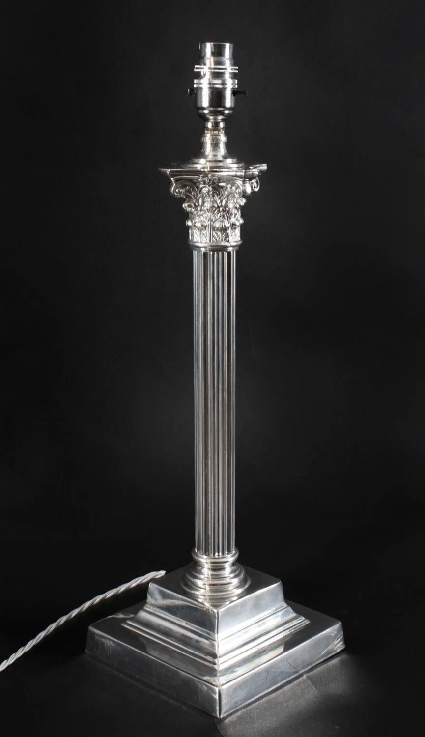 Il s'agit d'une splendide lampe de table victorienne ancienne à colonne corinthienne en métal argenté, convertie à l'électricité à partir d'une lampe à huile, datant d'environ 1980.

Cette lampe opulente présente des chapiteaux corinthiens royaux
