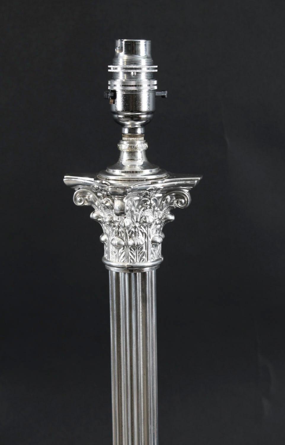 Victorien Ancienne lampe de table victorienne à colonne corinthienne en métal argenté 19ème siècle en vente
