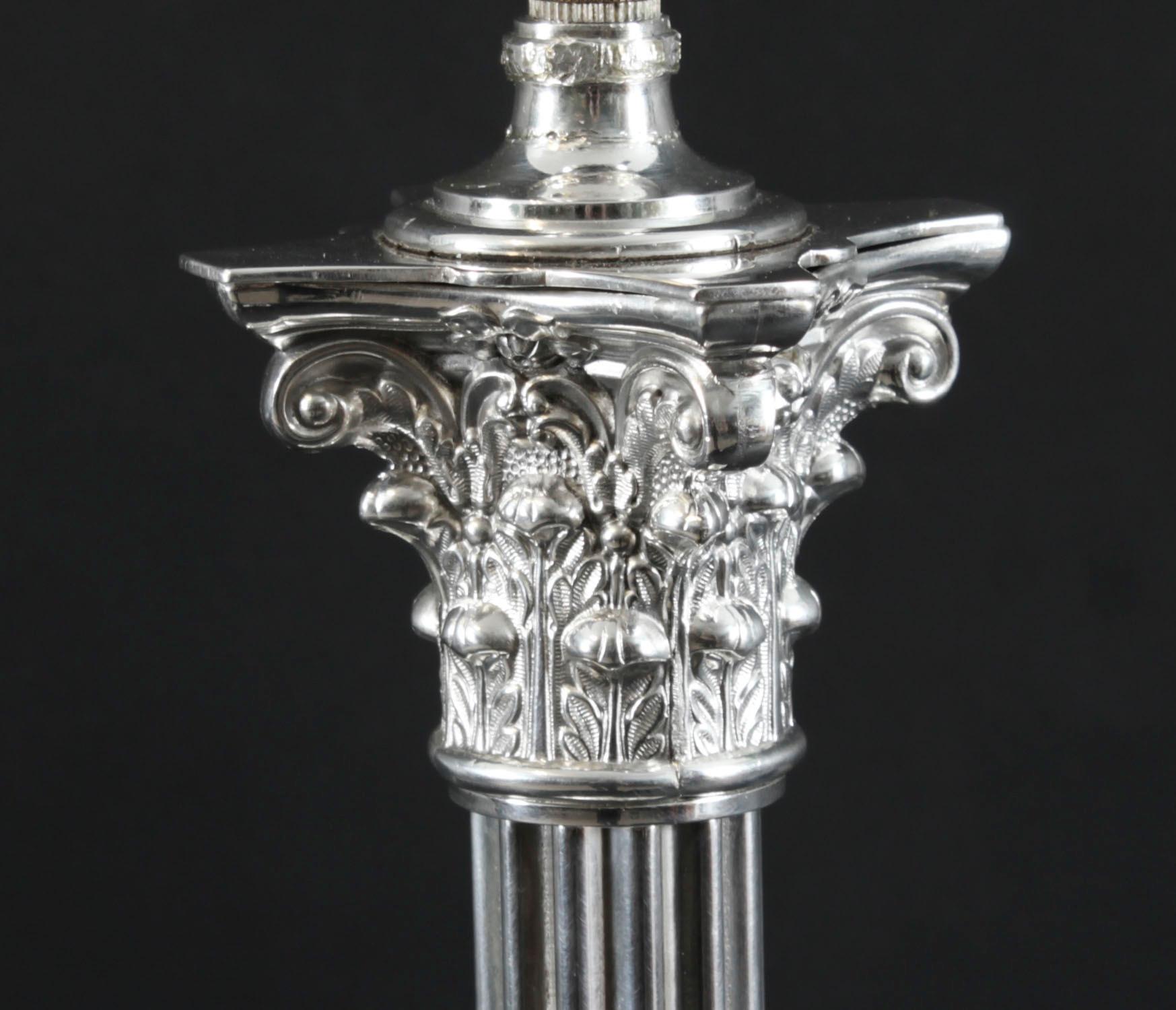 Ancienne lampe de table victorienne à colonne corinthienne en métal argenté 19ème siècle Bon état - En vente à London, GB