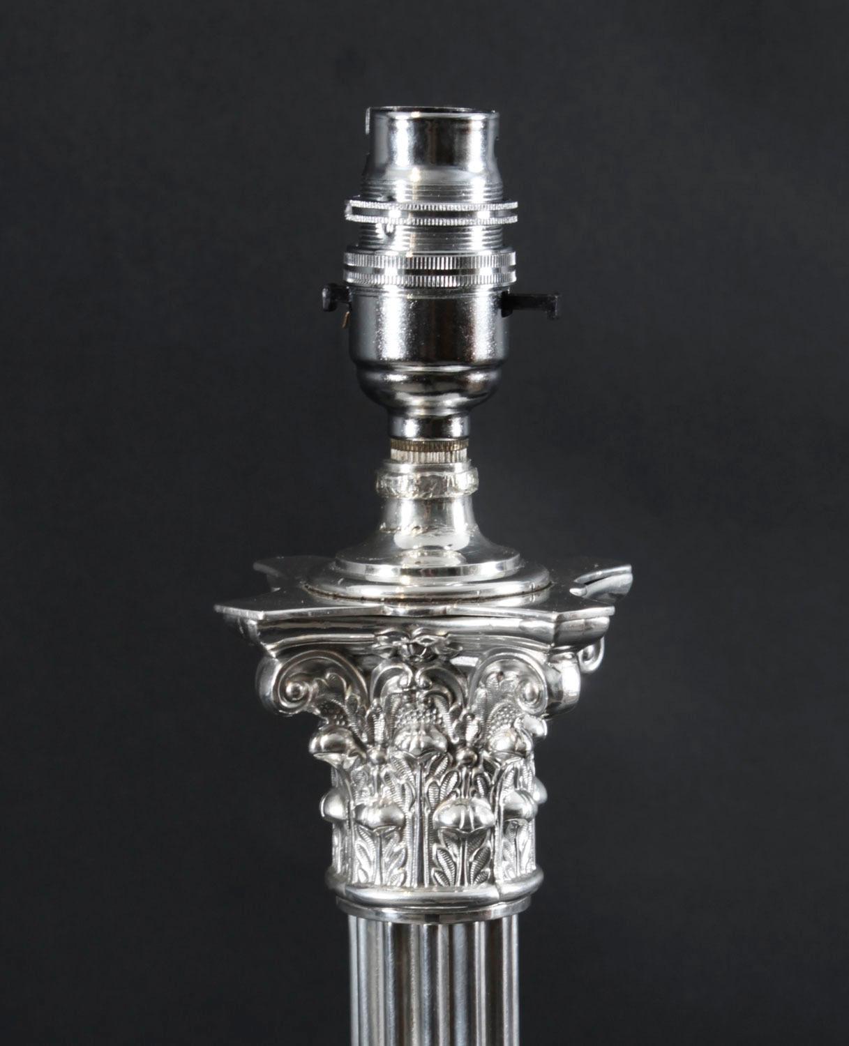 Fin du 20e siècle Ancienne lampe de table victorienne à colonne corinthienne en métal argenté 19ème siècle en vente